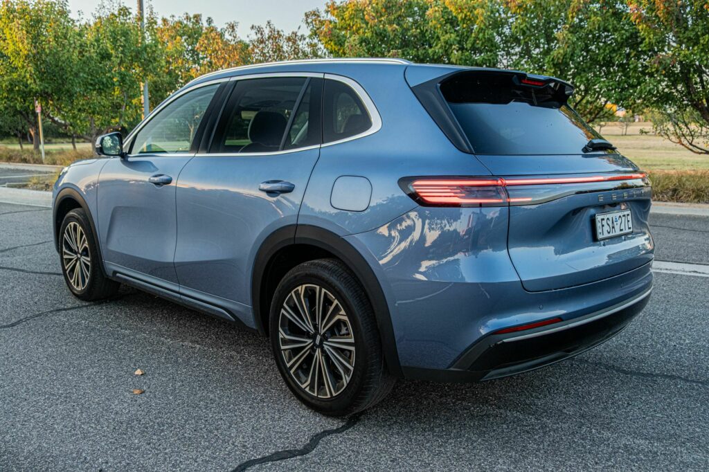  The 2026 Geely Starray EM-i Undercuts RAV4 By $5K And Feels Twice The Price | Review