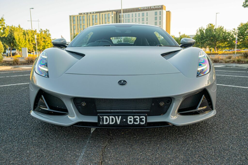 Lotus Emira Turbo SE на дорозі