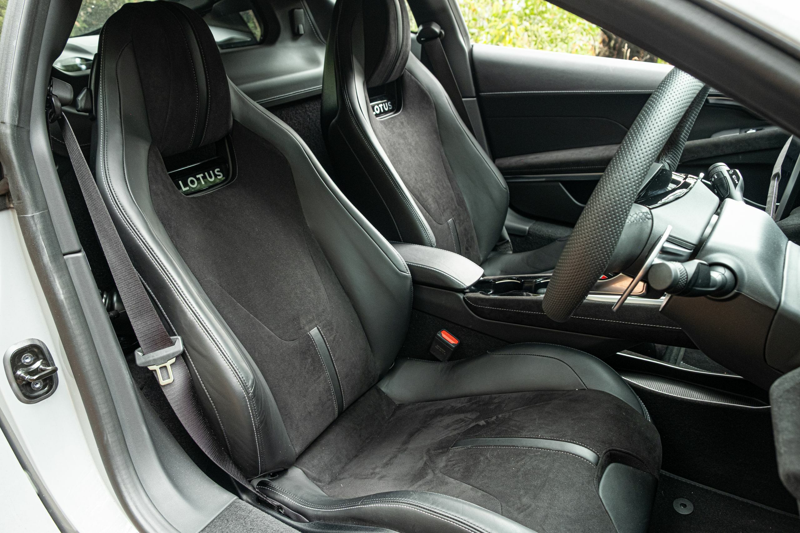 The 2026 Lotus Emira Turbo SE Feels Like An AMG Experiment, But It’s Not | Review