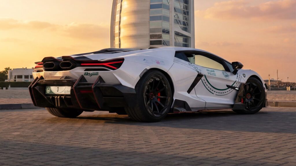 Передня частина Lamborghini Revuelto поліції Дубая