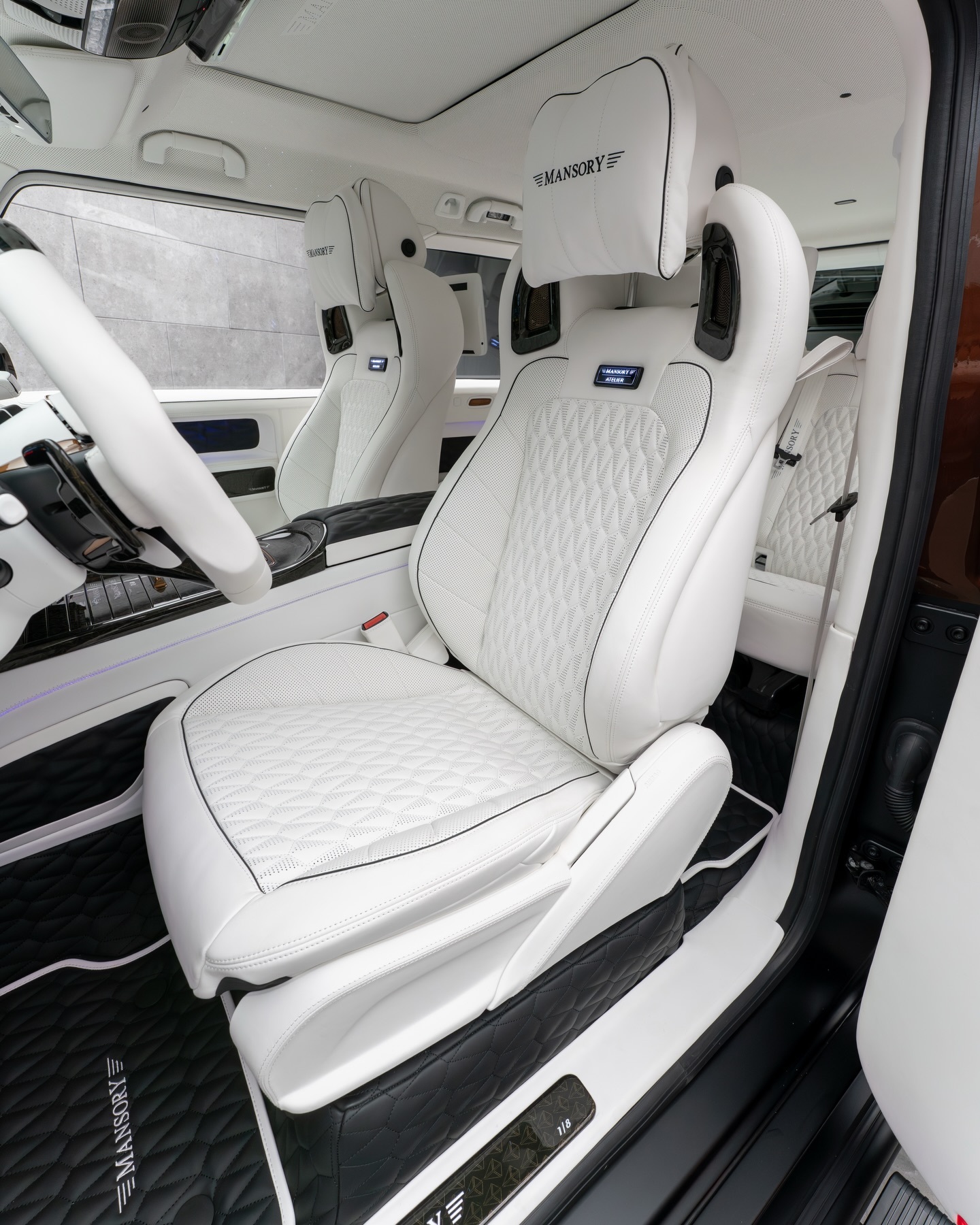 Цей дводверний G-Wagen схожий на дуже дорогий жарт, який можуть придбати лише вісім осіб