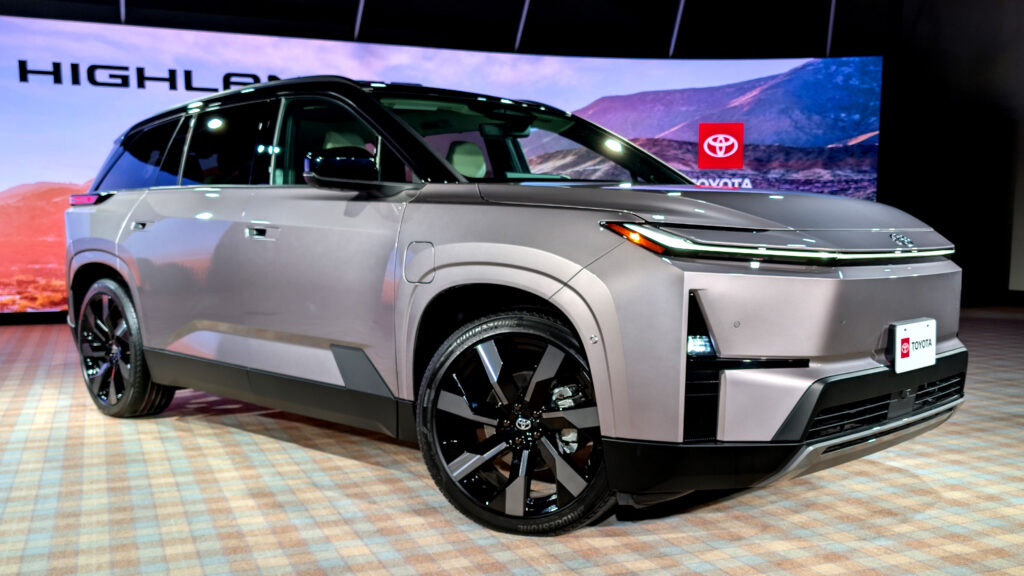  New Toyota Highlander Finally Comes Out As An EV, And I Got A Front-Row Look