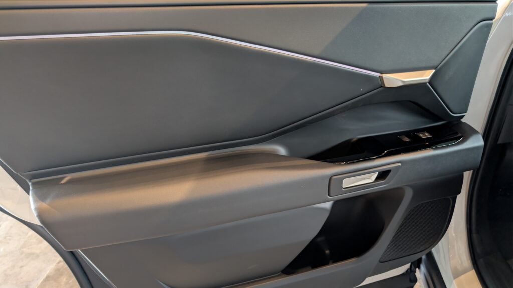  New Toyota Highlander Goes All-Electric, But Its Door Handles Don&rsquo;t Fully Trust Electricity