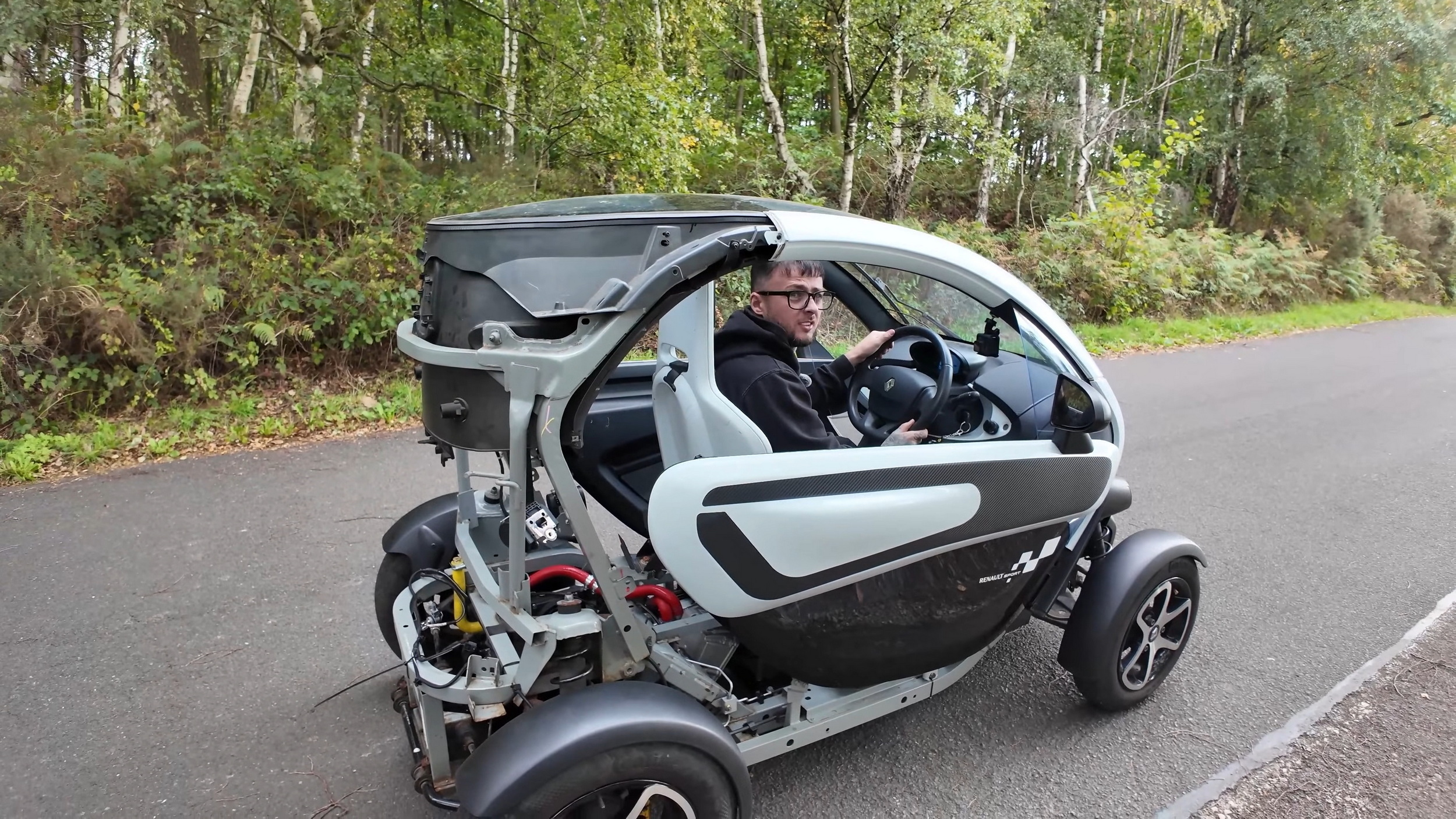 Цей крихітний електромобіль Gullwing має майже вдвічі більший крутний момент, ніж суперкар Lamborghini V12
