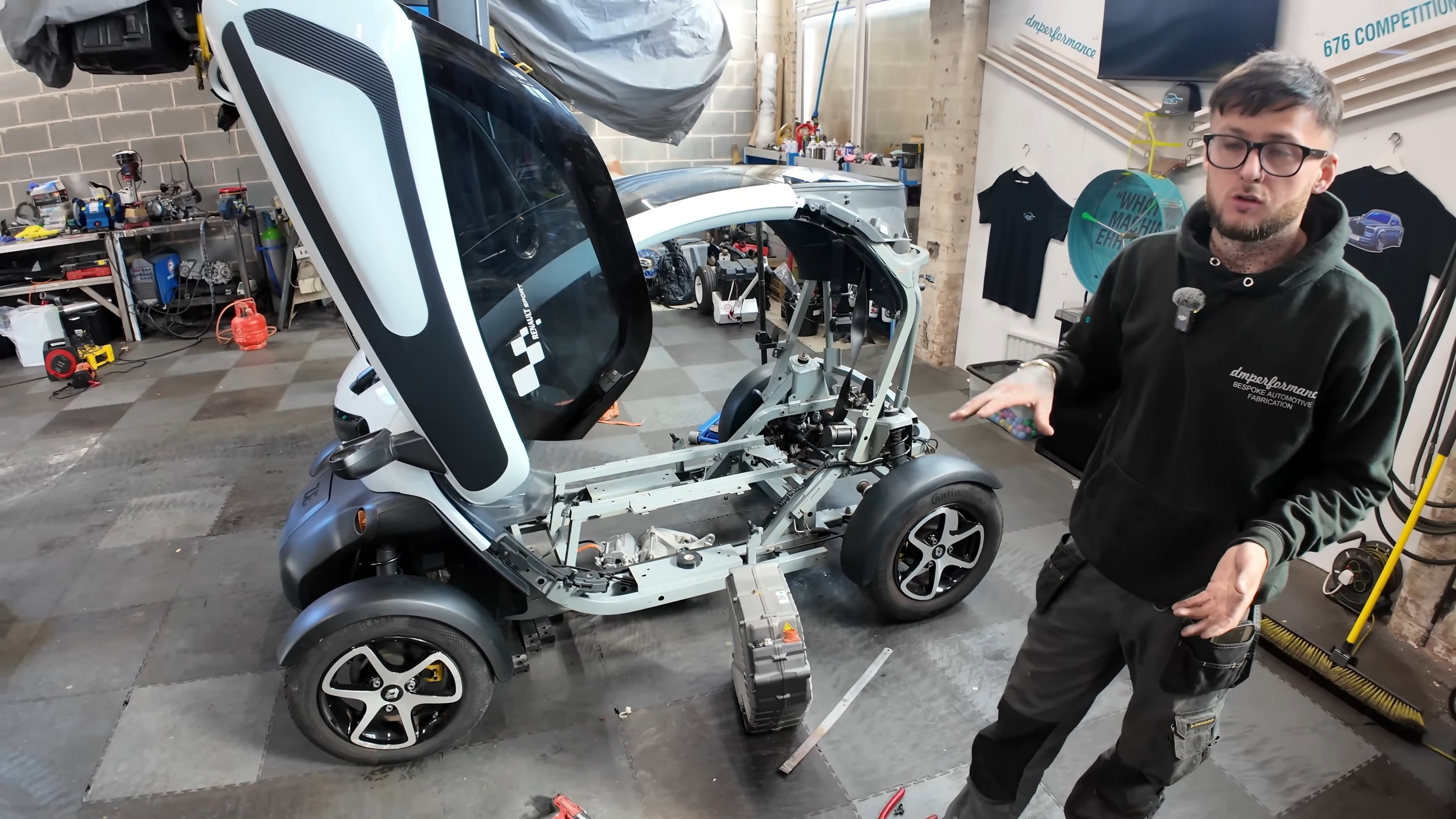 Цей крихітний електромобіль Gullwing має майже вдвічі більший крутний момент, ніж суперкар Lamborghini V12