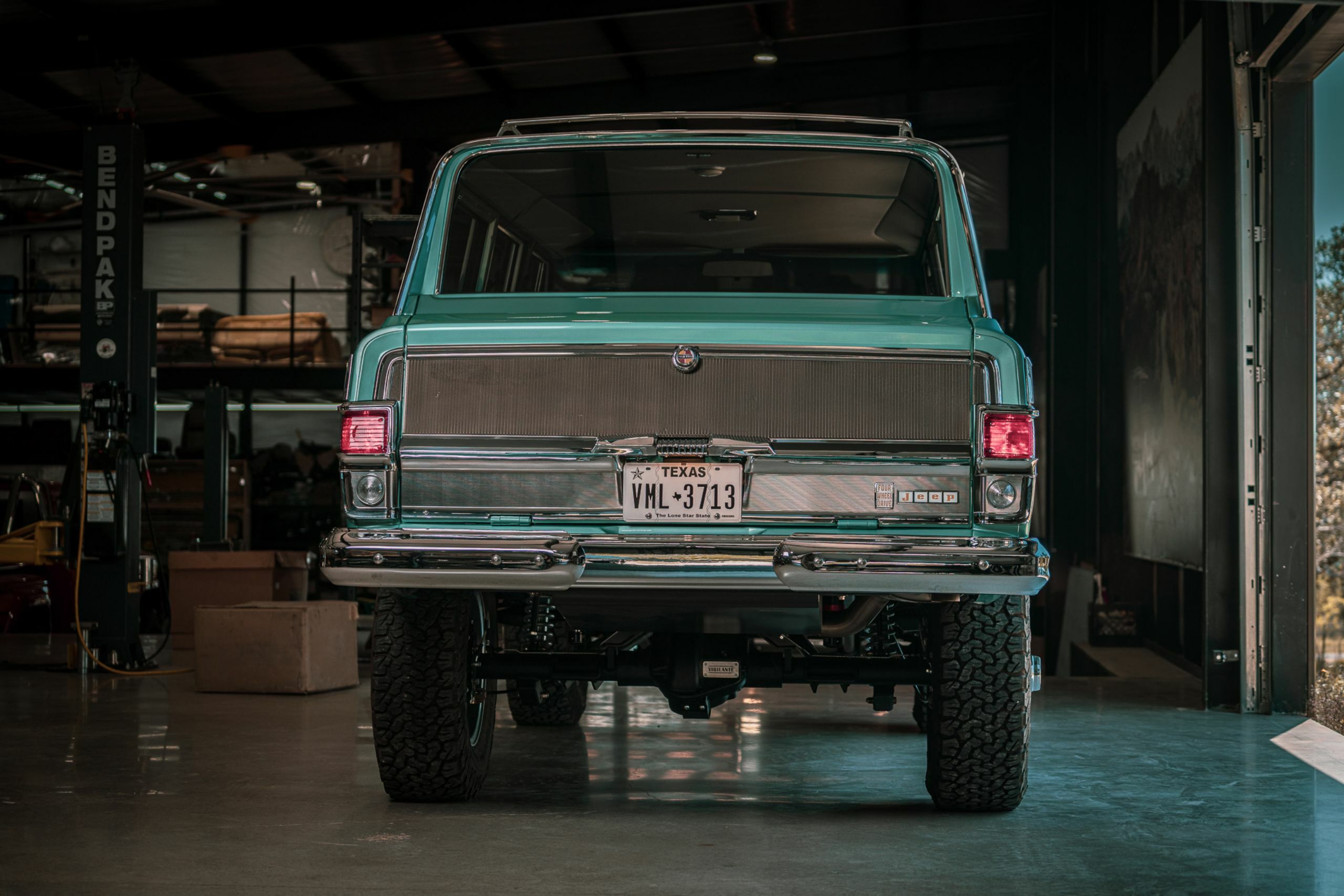 Vigilante Jeep Super Wagoneer - 20