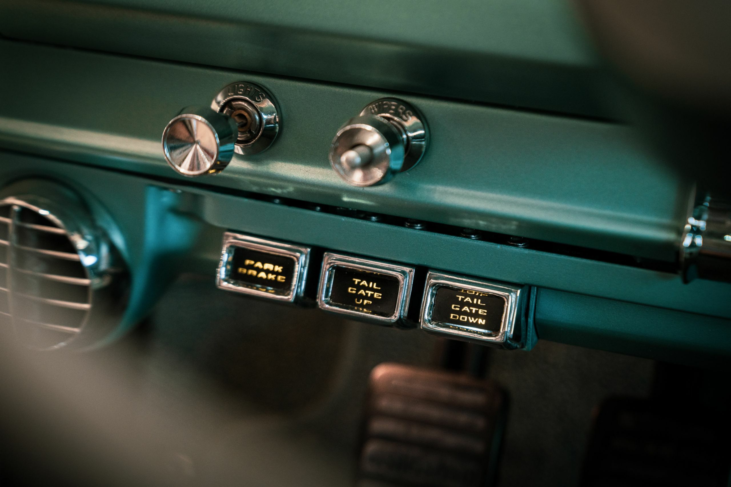 Vigilante Jeep Super Wagoneer - 36