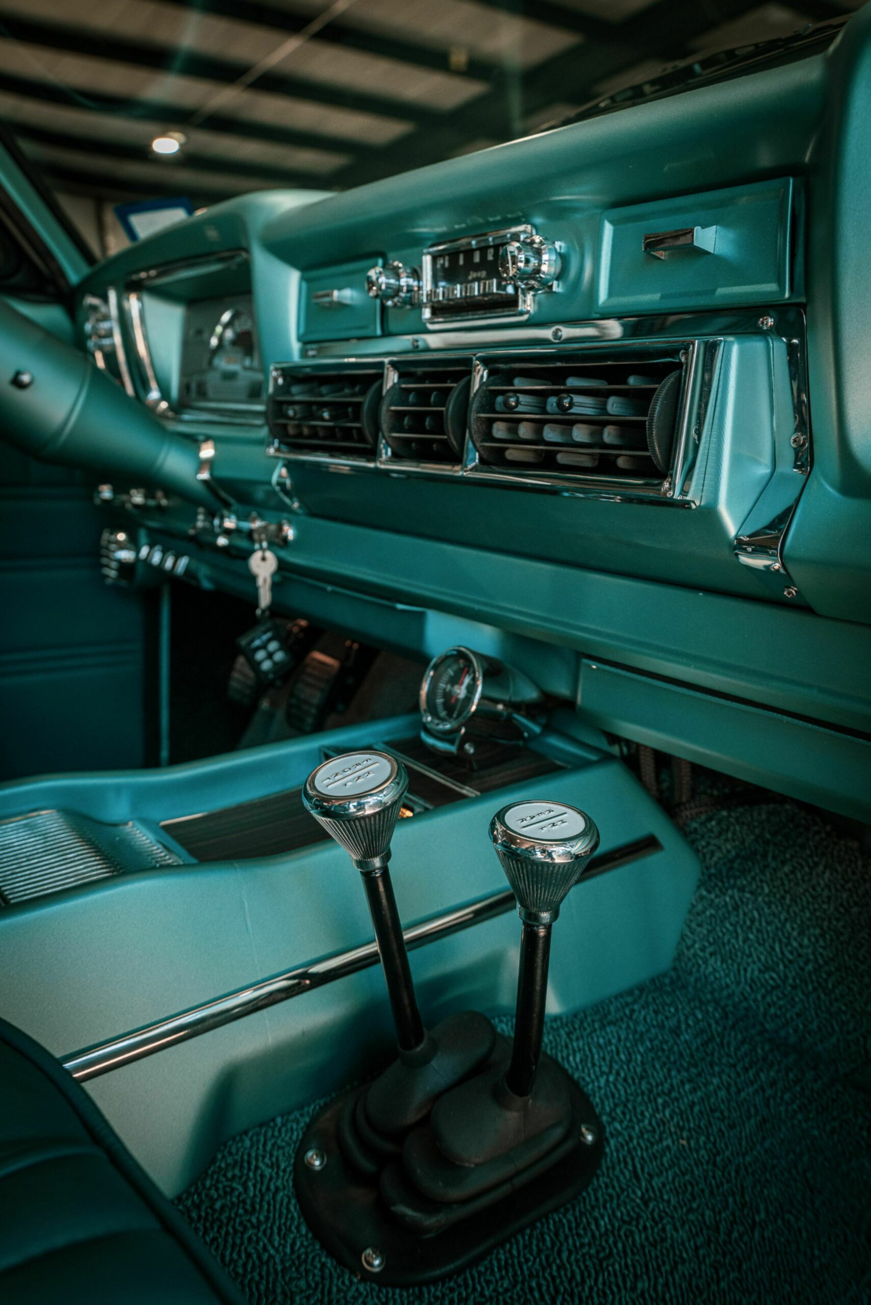 Vigilante Jeep Super Wagoneer - 40