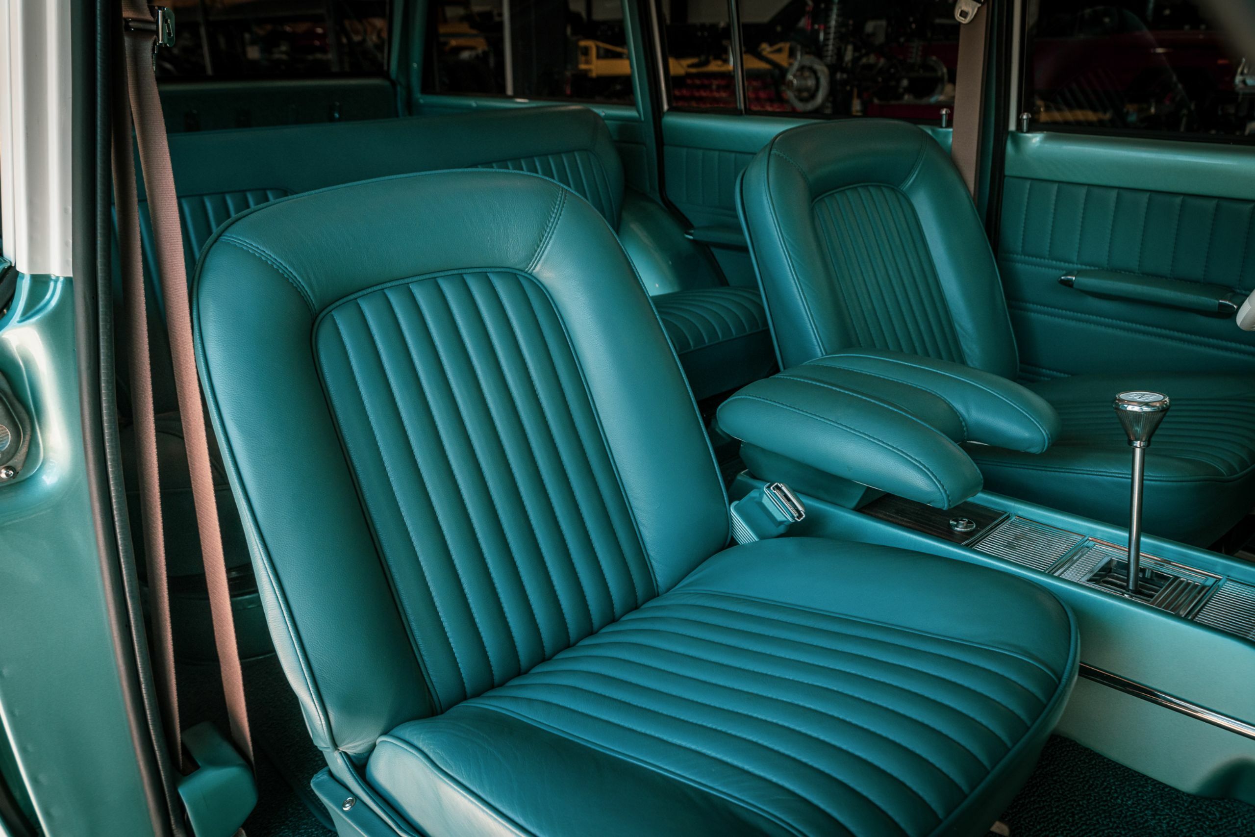 Vigilante Jeep Super Wagoneer - 42