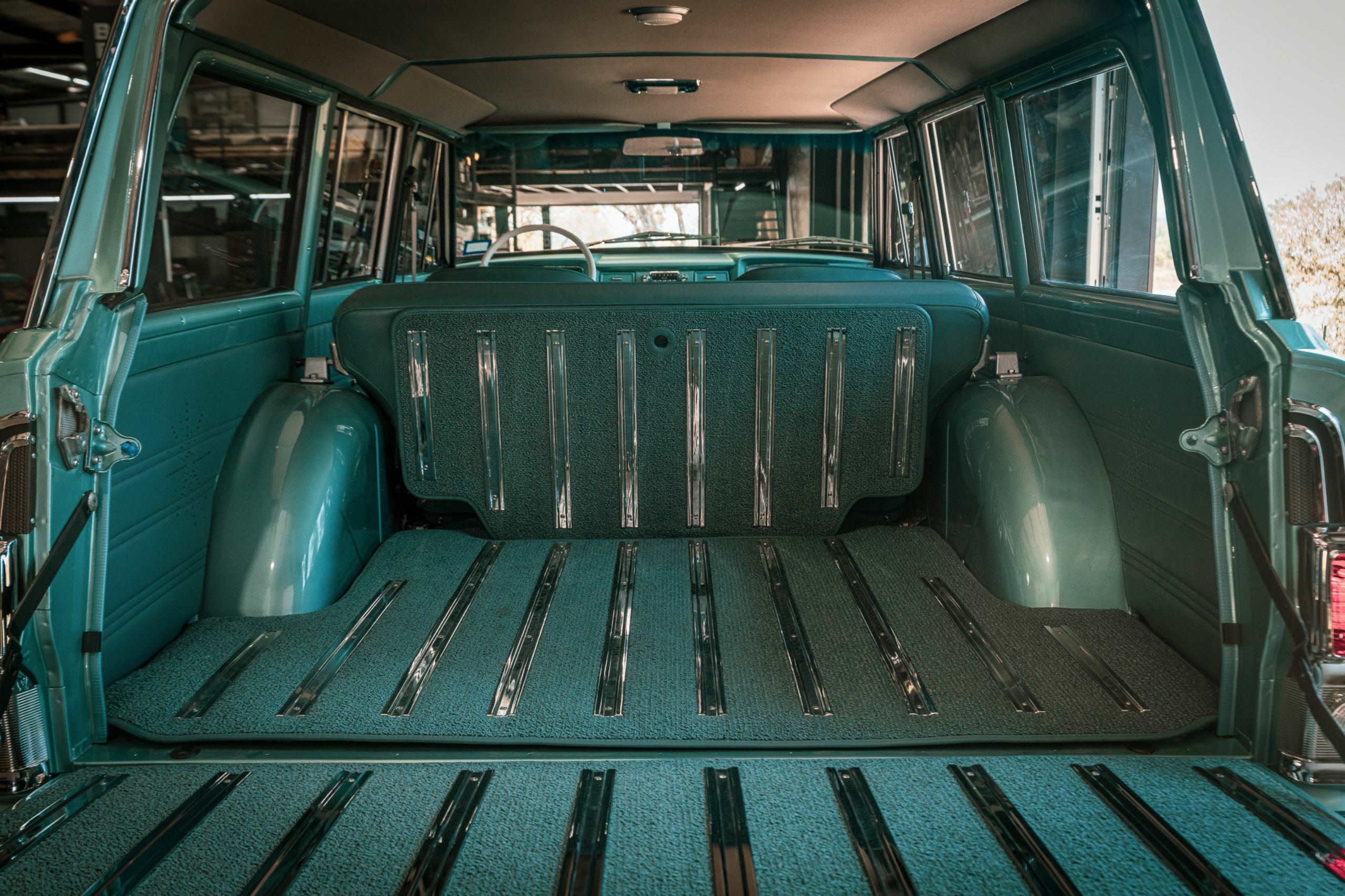 Vigilante Jeep Super Wagoneer - 45