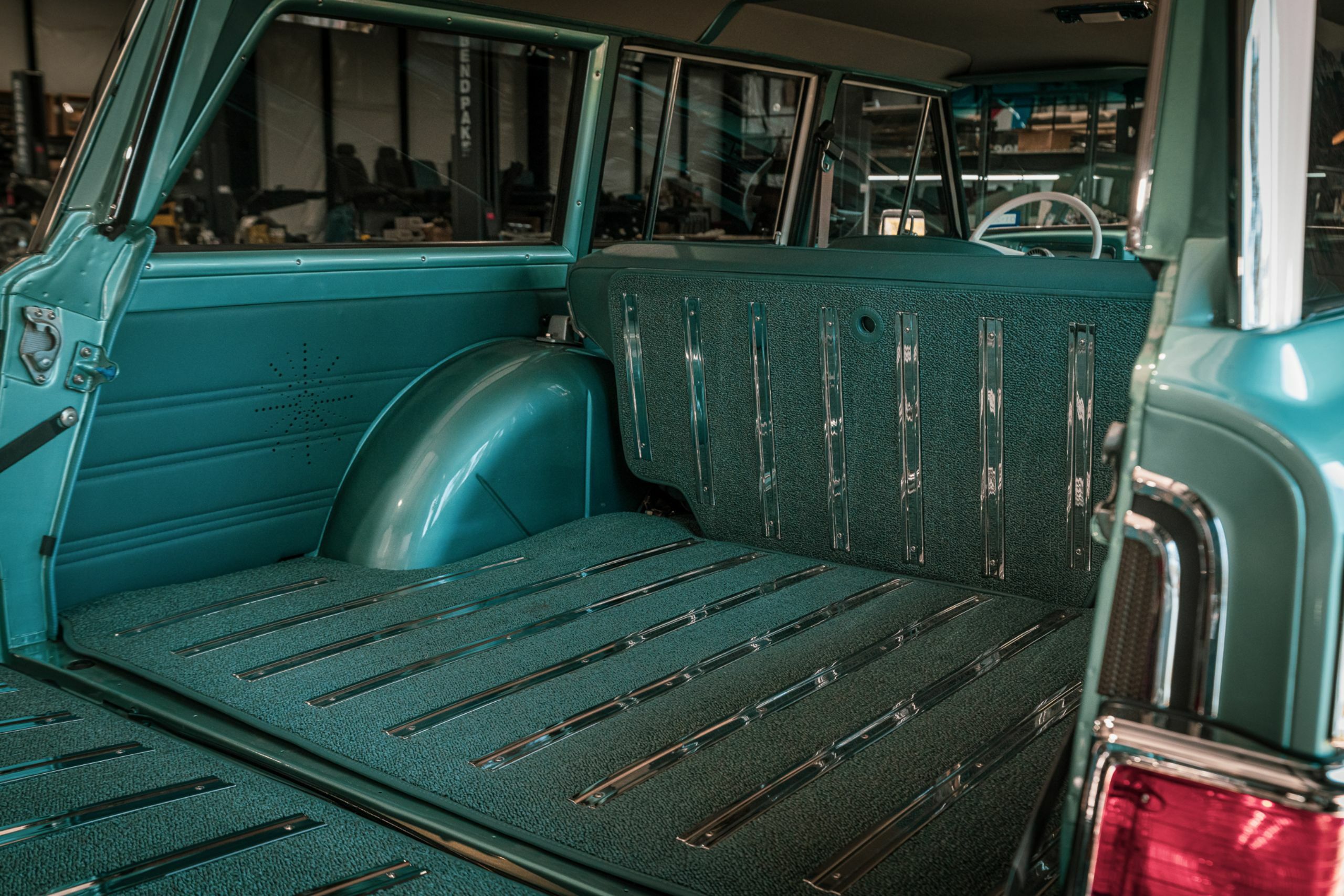 Vigilante Jeep Super Wagoneer - 46