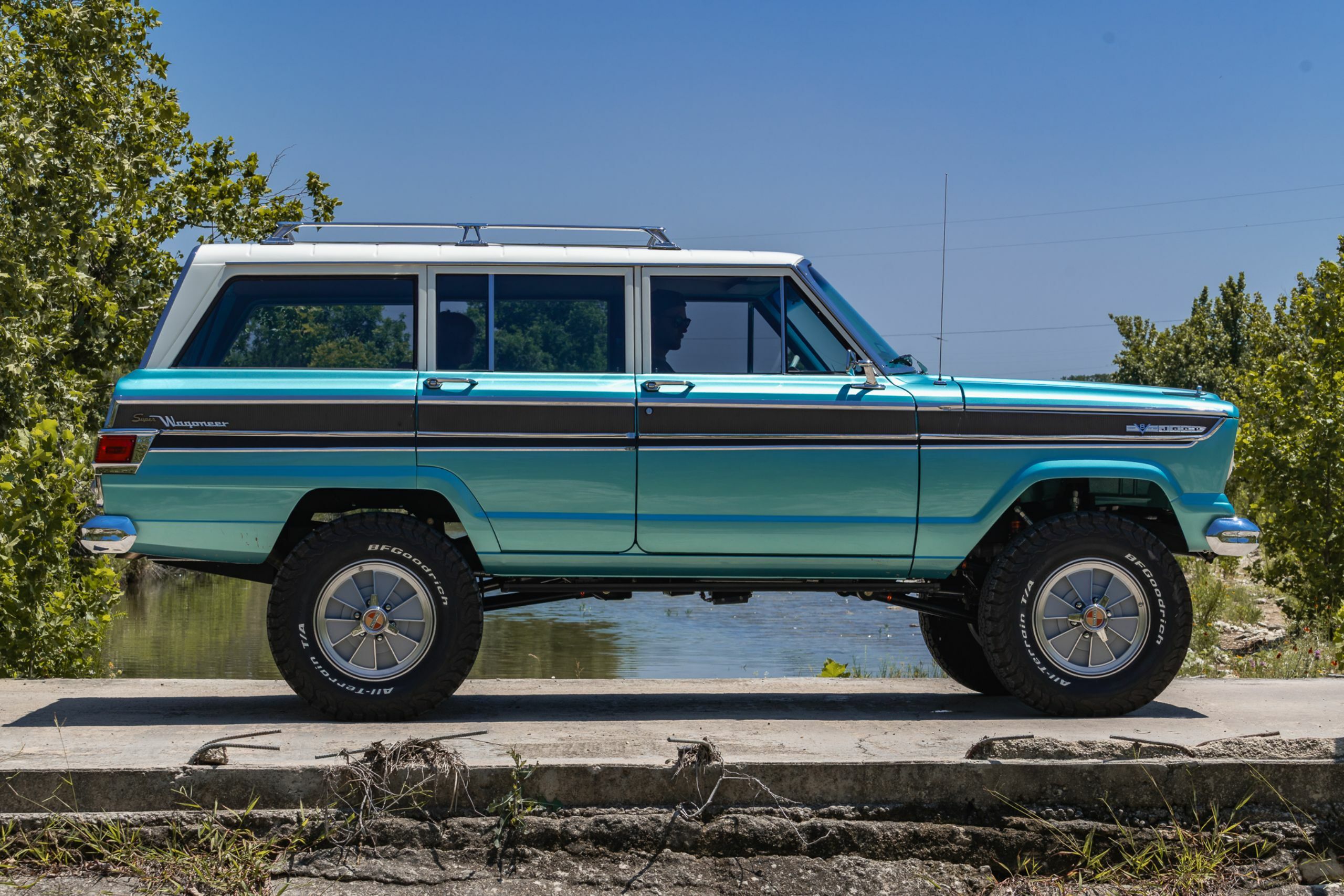 Vigilante Jeep Super Wagoneer - 47