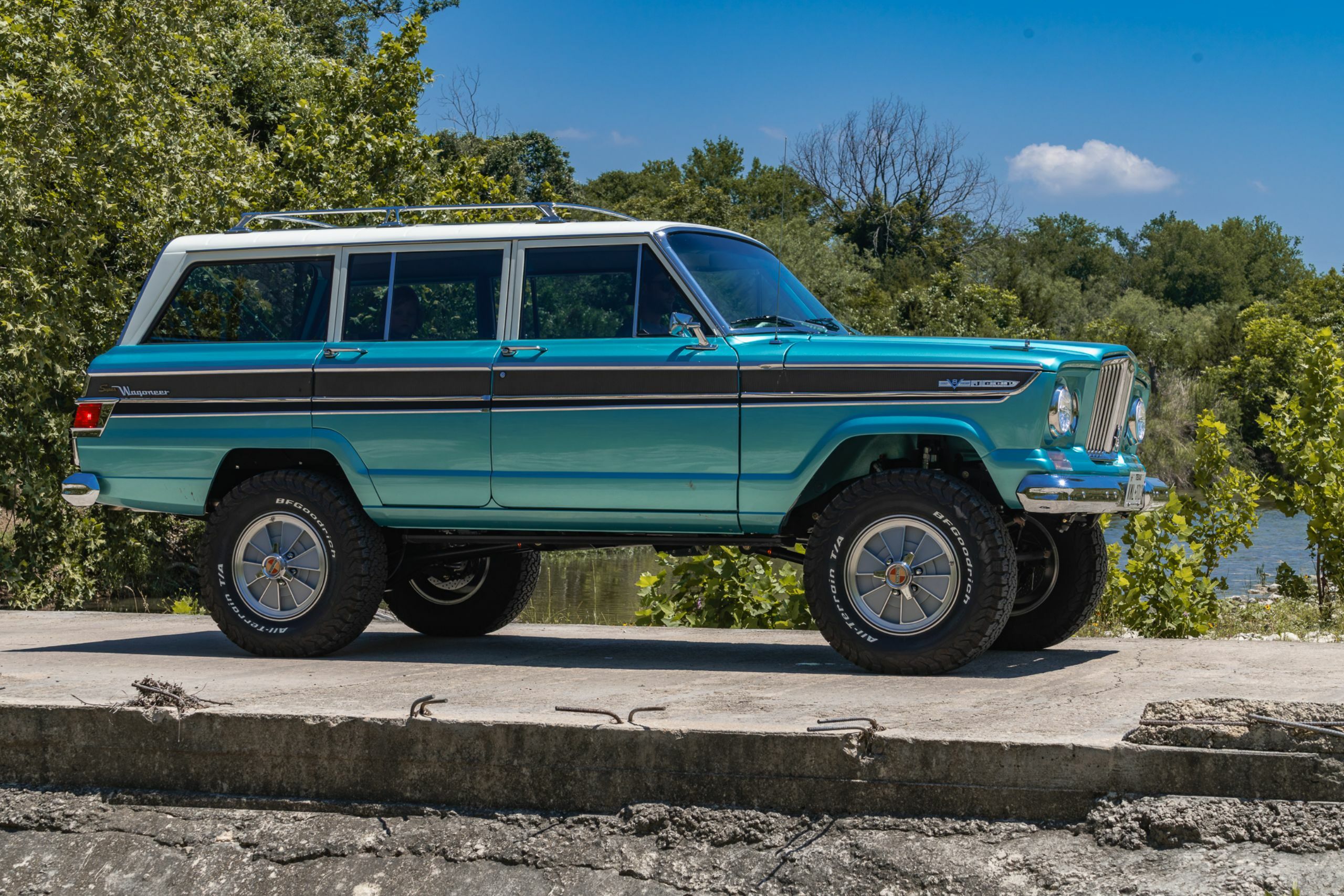 Vigilante Jeep Super Wagoneer - 48