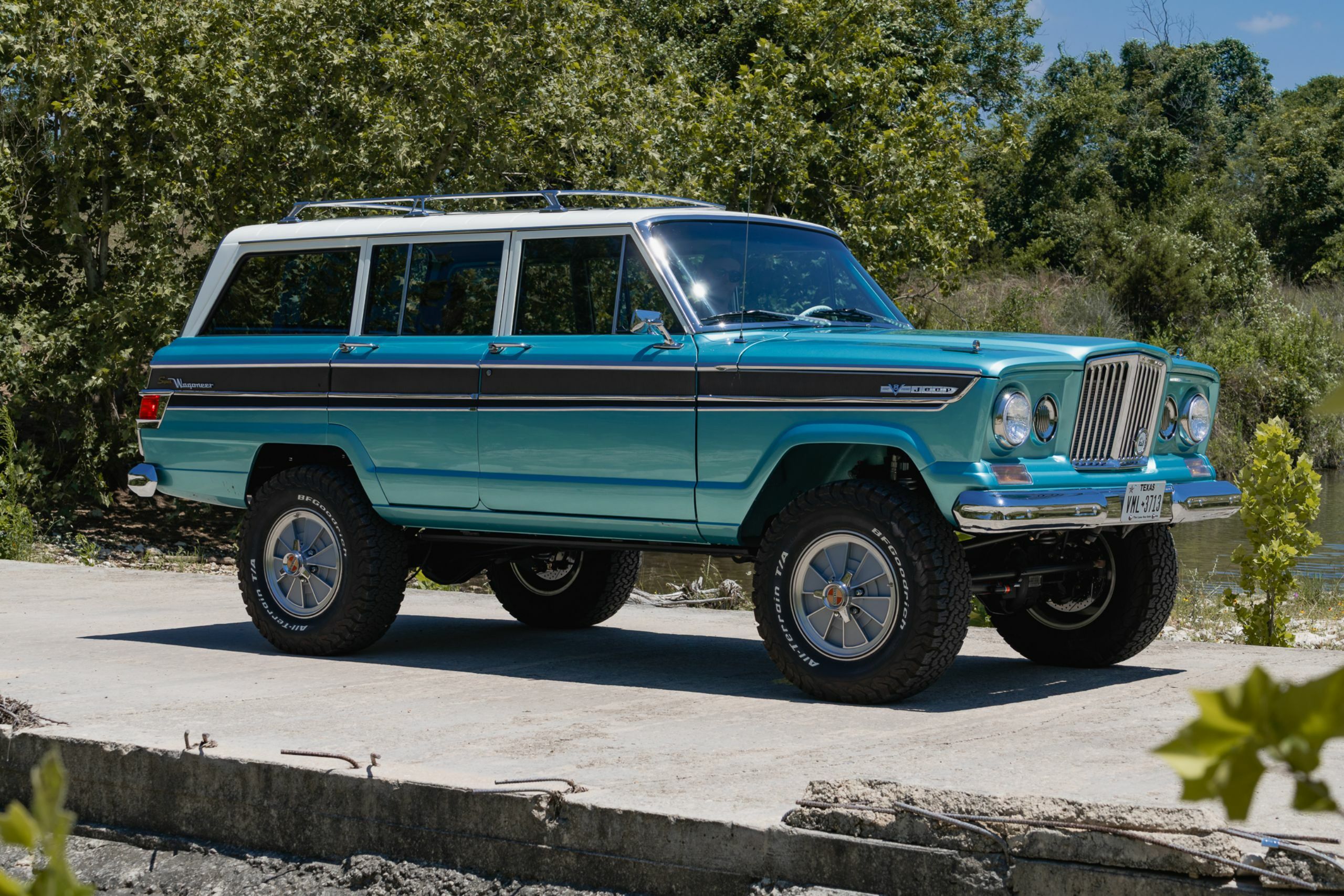Vigilante Jeep Super Wagoneer - 51