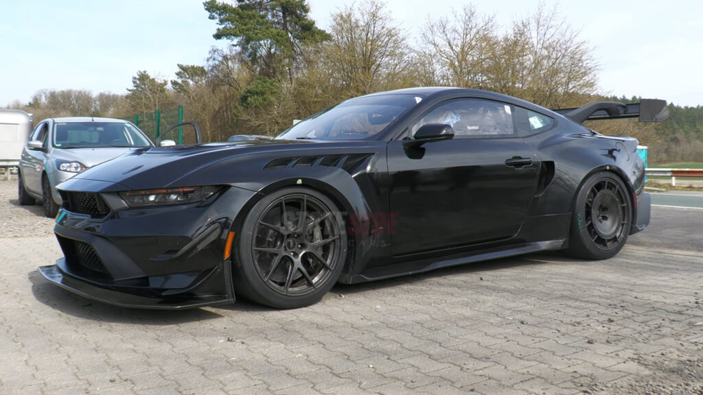 Задня частина Ford Mustang GTD з наклейкою Нюрбургрінгу