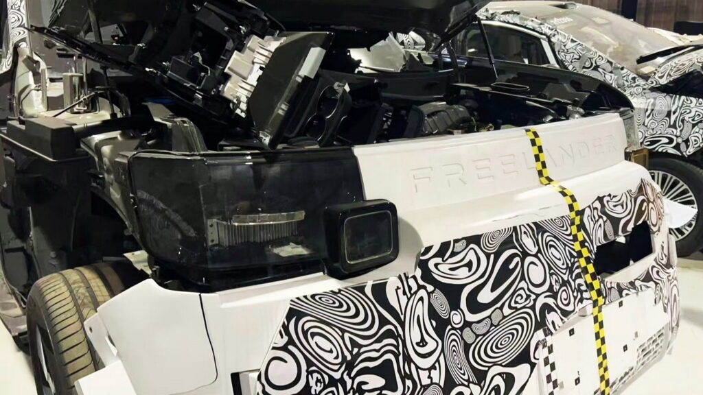  Here’s The New Freelander Before You’re Supposed To See It