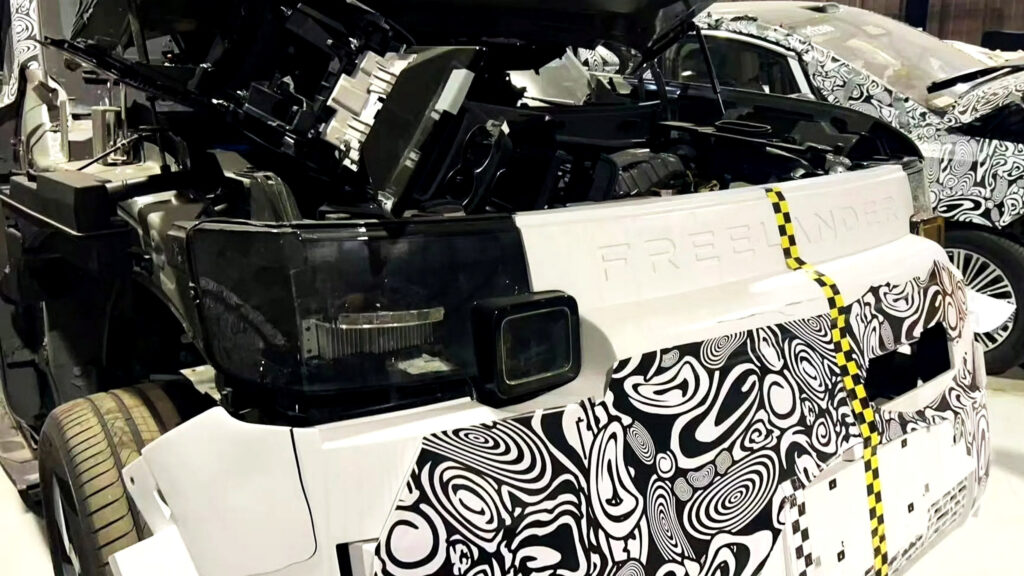  Here’s The New Freelander Before You’re Supposed To See It