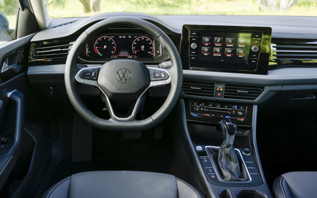 Деталь підкапотного простору Volkswagen Jetta