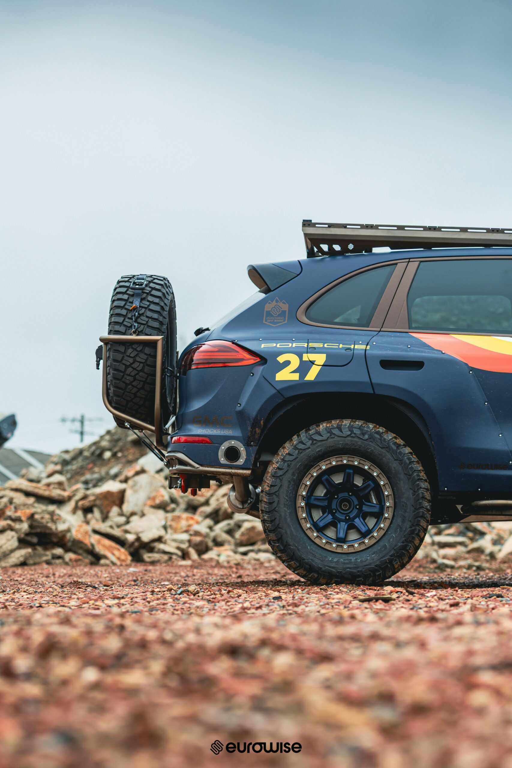 Цей Porsche вважає, що тротуар призначений для людей, які купили не той позашляховик