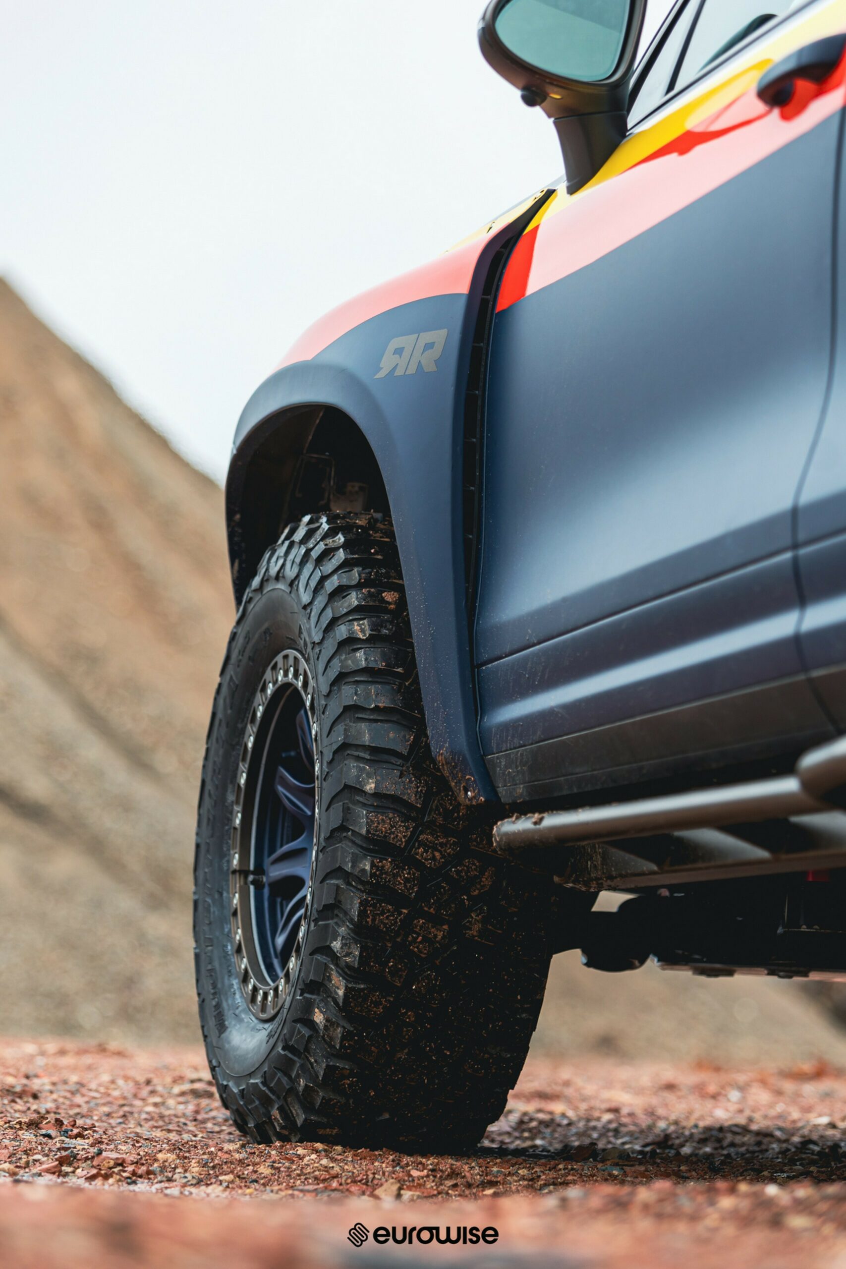 Цей Porsche вважає, що тротуар призначений для людей, які купили не той позашляховик