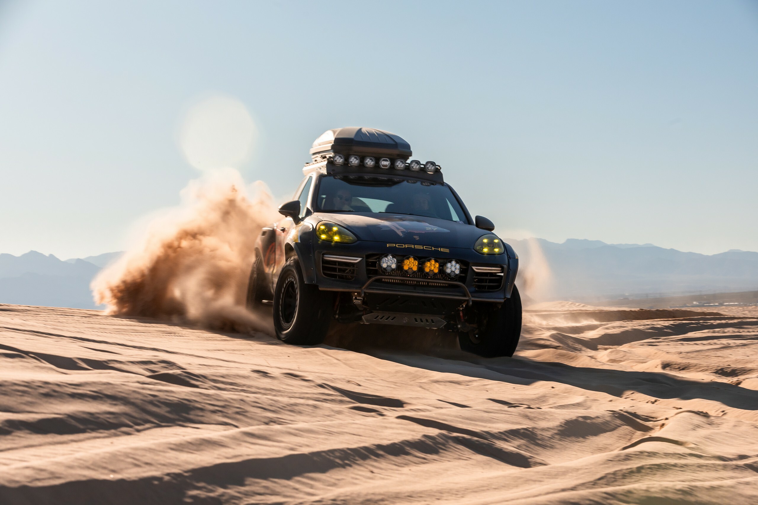 Цей Porsche вважає, що тротуар призначений для людей, які купили не той позашляховик