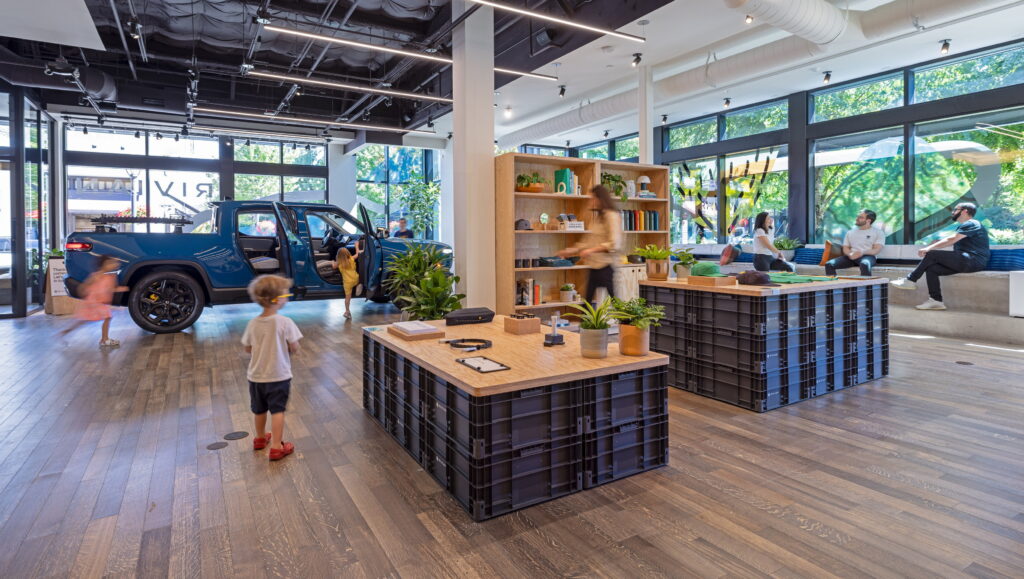 Інтер'єр шоу-руму Rivian у Сіетлі, розроблений з урахуванням дітей
