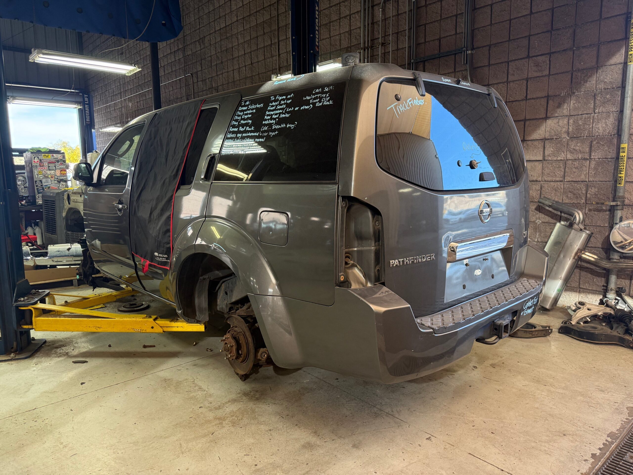 Nissan Pathfinder знову стає дивним для SEMA