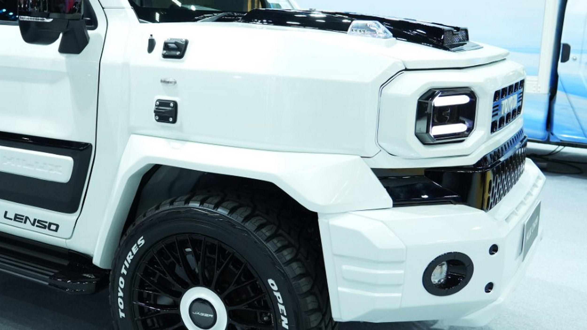 Пікап Toyota вартістю 15 800 доларів поїхав до Бангкока, а повернувся схожим на Brabus