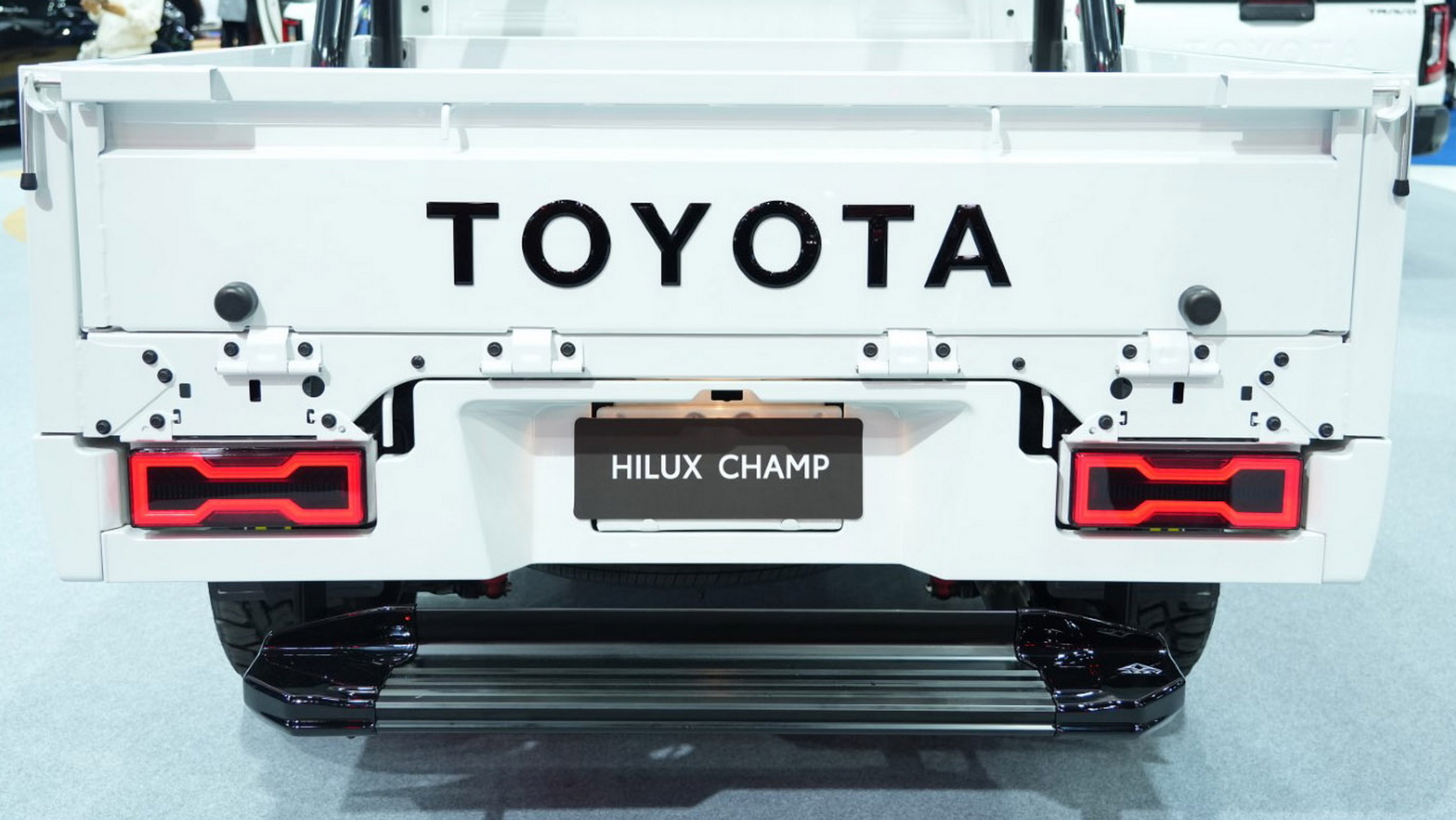 Пікап Toyota вартістю 15 800 доларів поїхав до Бангкока, а повернувся схожим на Brabus