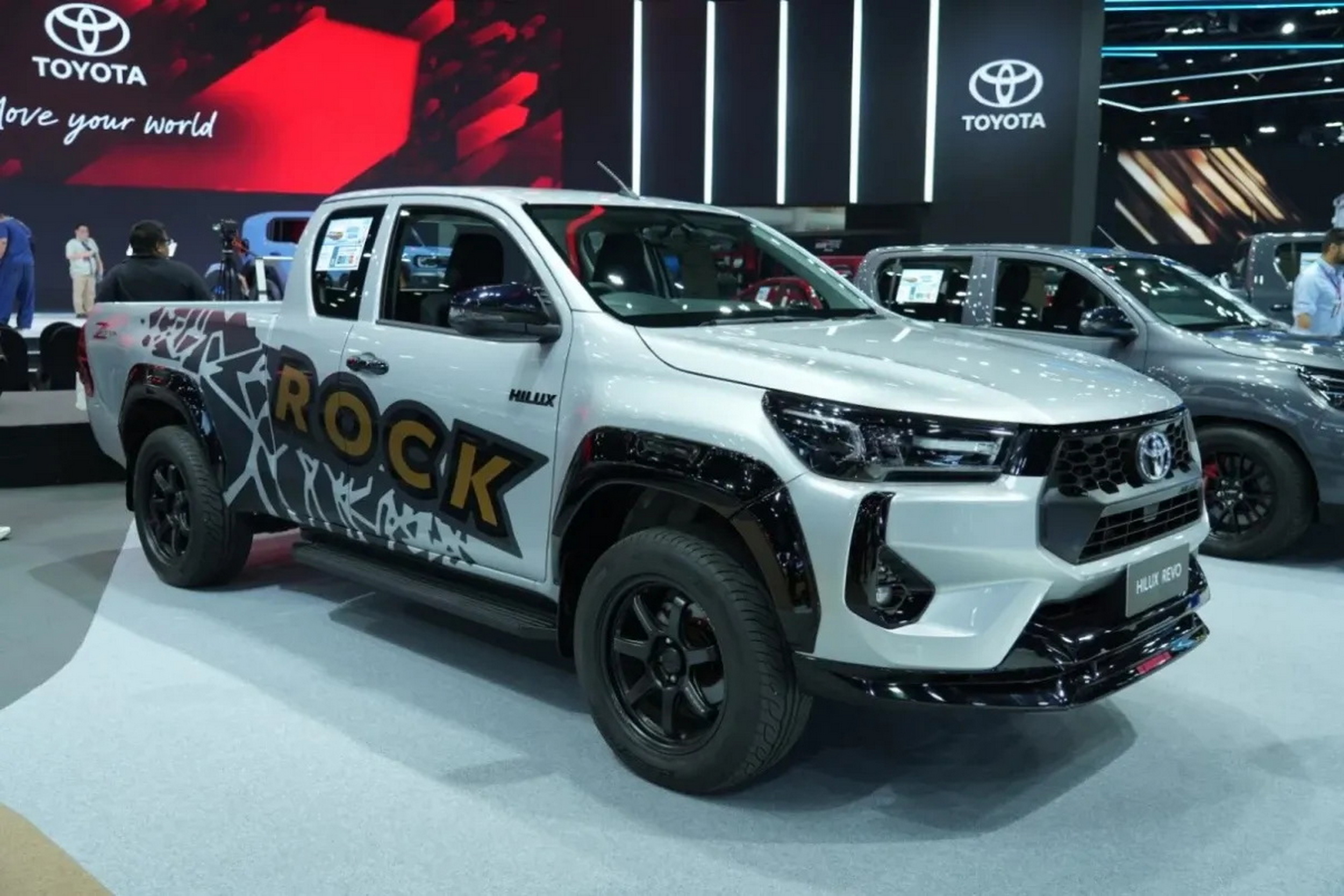 Пікап Toyota вартістю 15 800 доларів поїхав до Бангкока, а повернувся схожим на Brabus