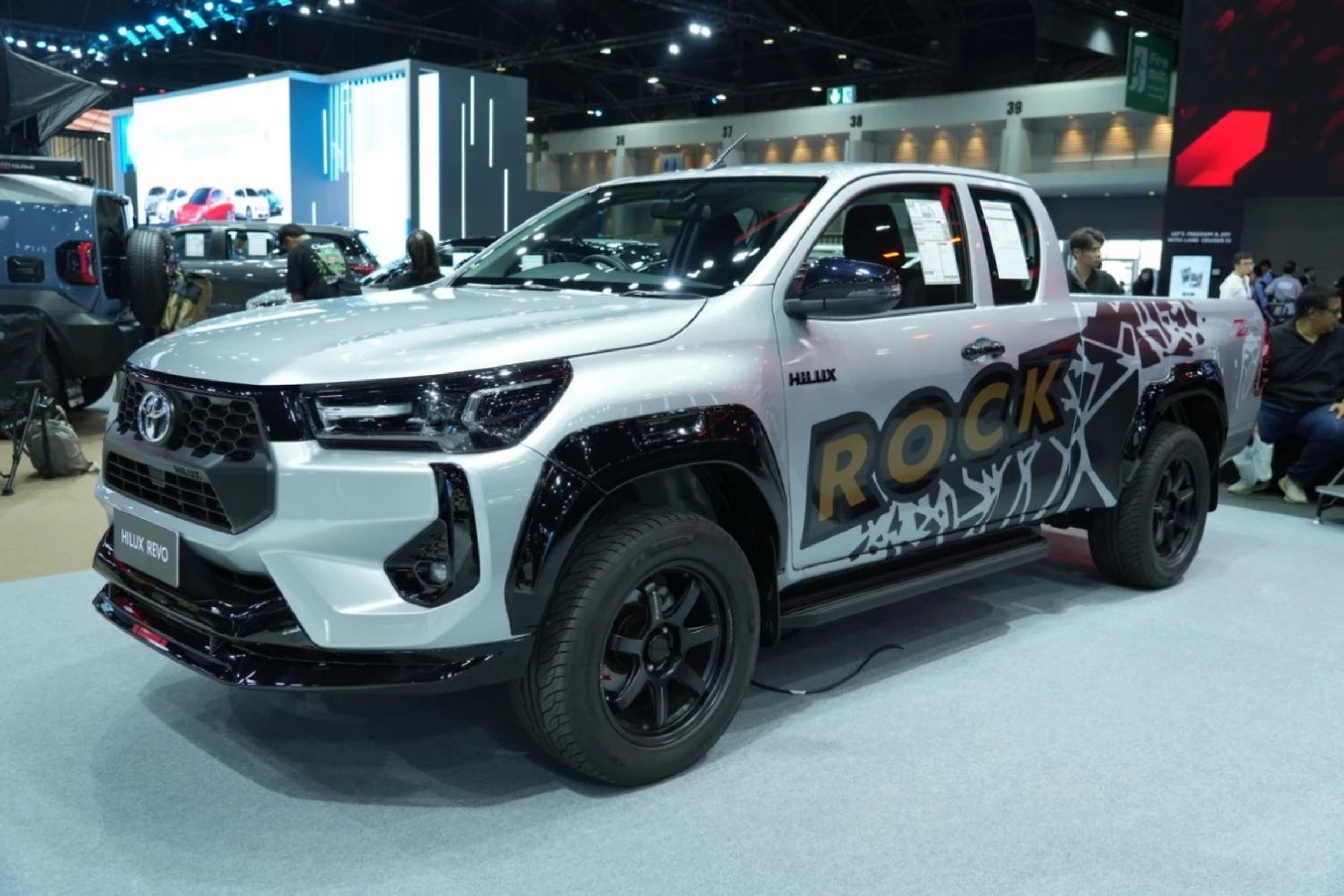 Пікап Toyota вартістю 15 800 доларів поїхав до Бангкока, а повернувся схожим на Brabus