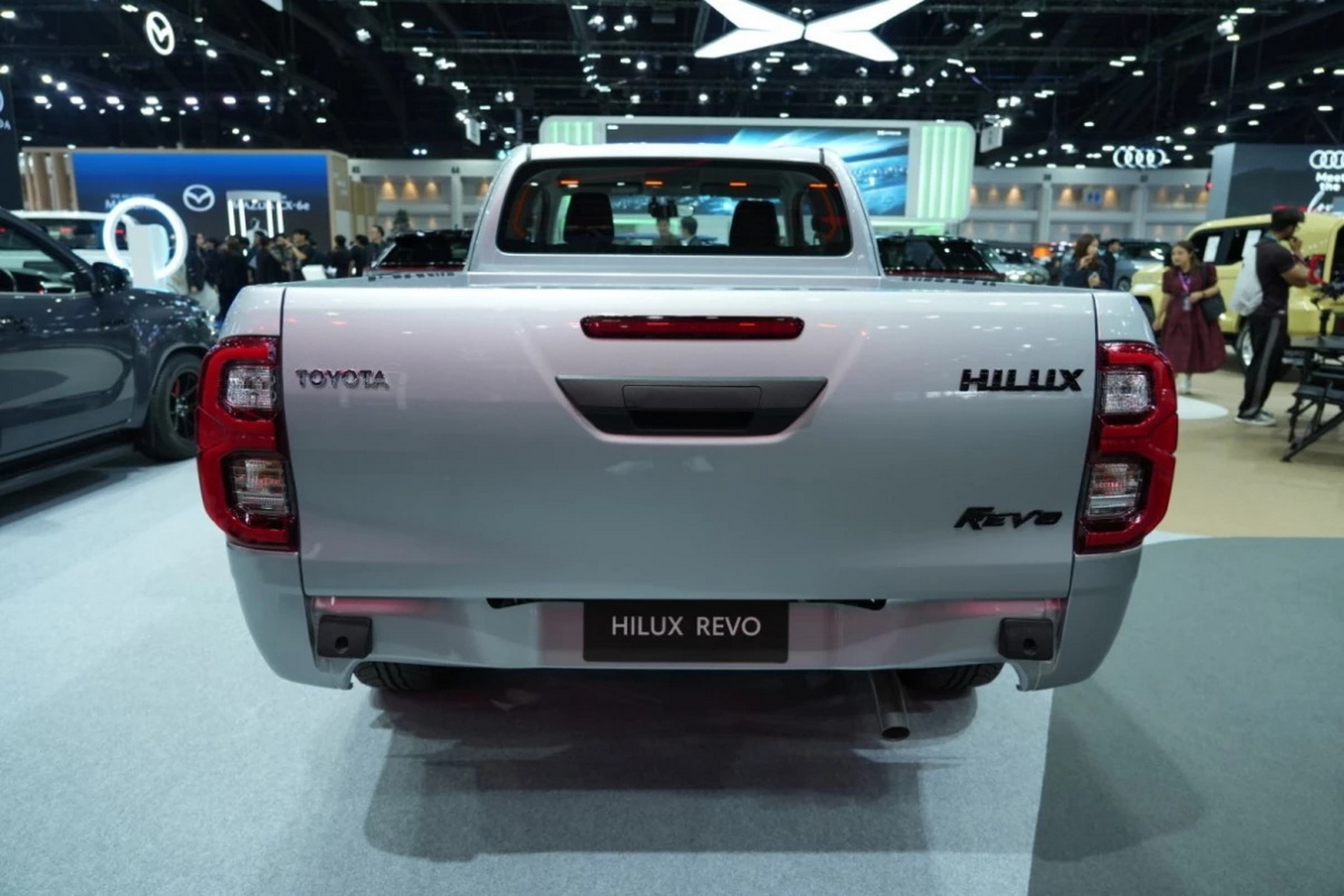 Пікап Toyota вартістю 15 800 доларів поїхав до Бангкока, а повернувся схожим на Brabus