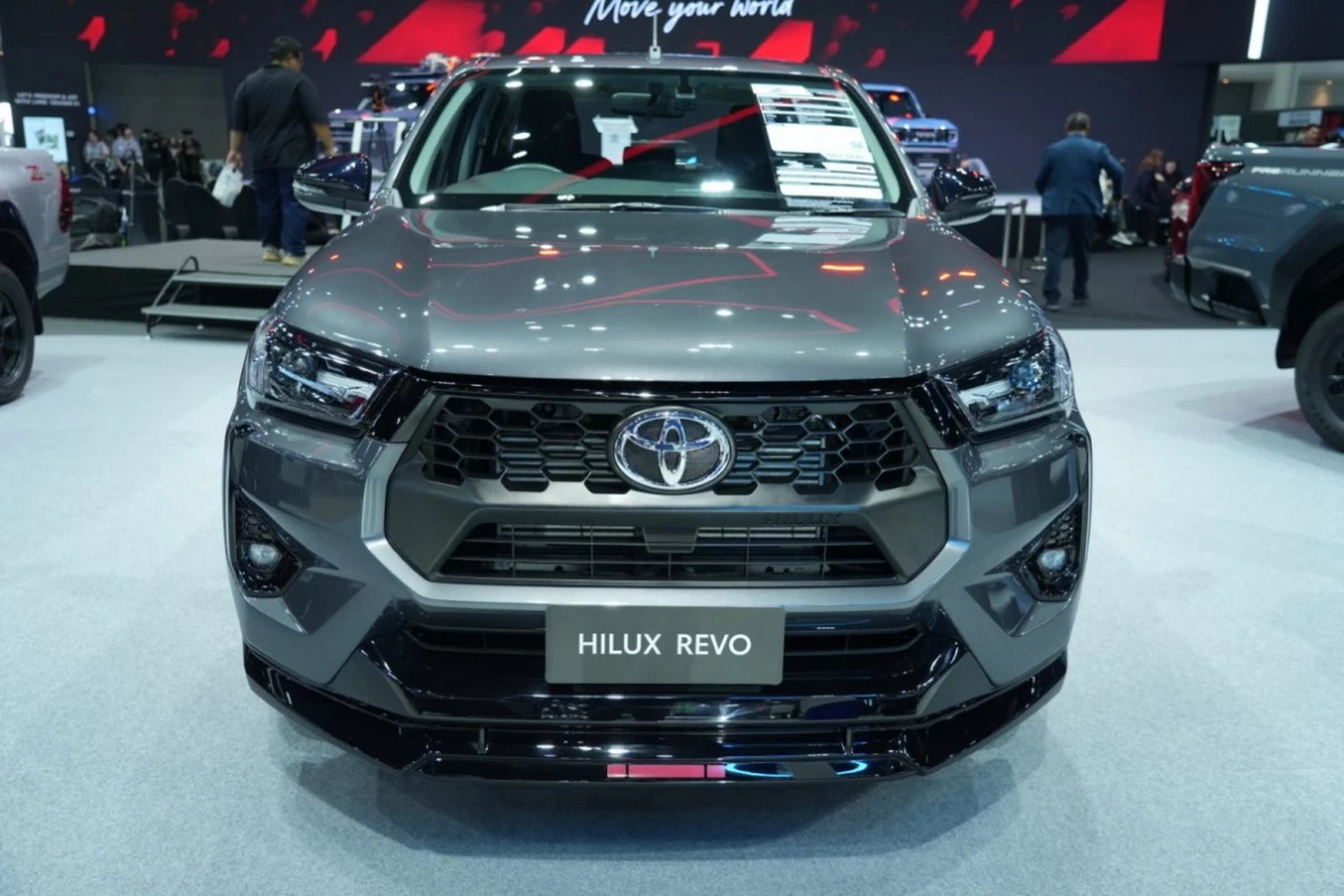 Пікап Toyota вартістю 15 800 доларів поїхав до Бангкока, а повернувся схожим на Brabus