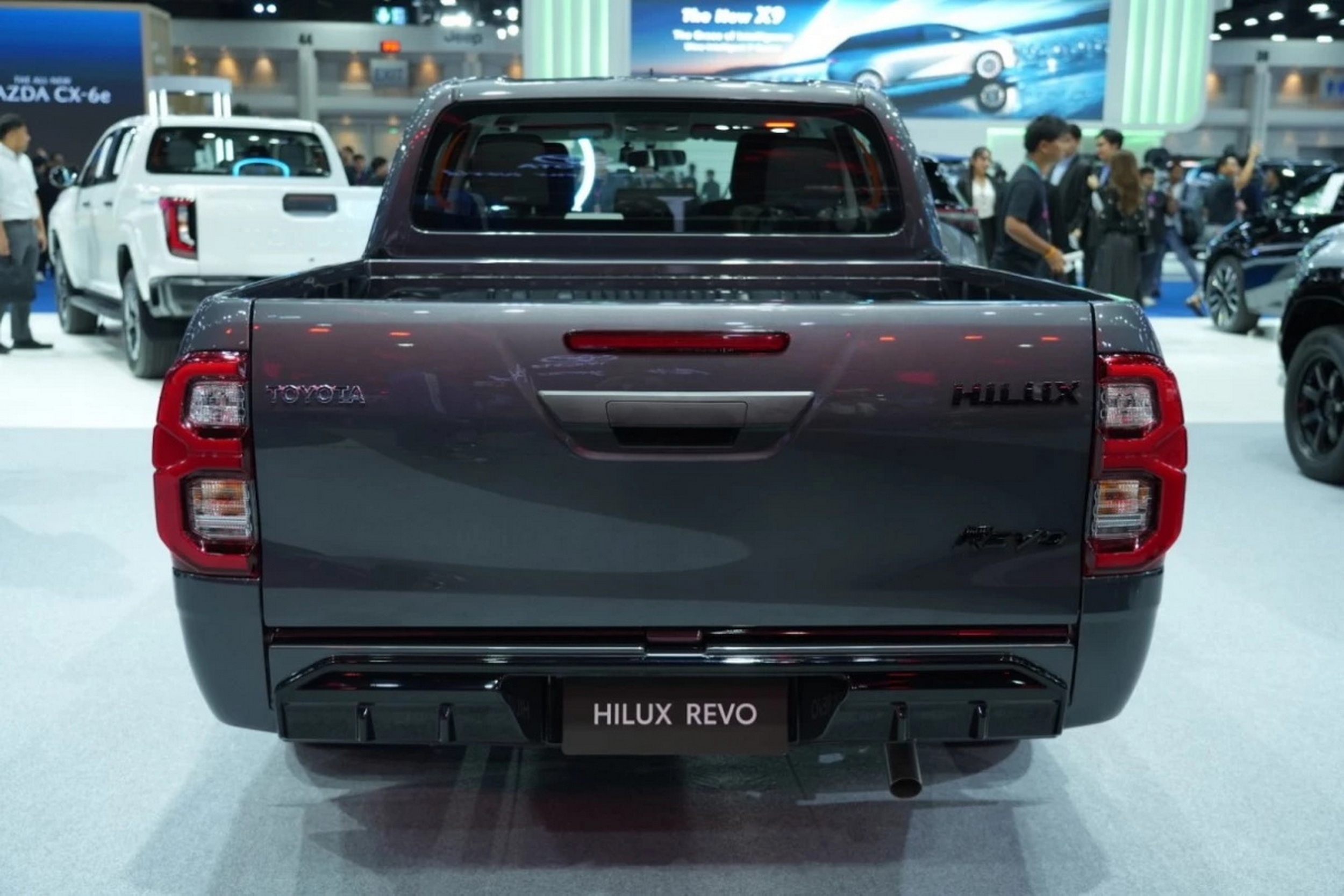 Пікап Toyota вартістю 15 800 доларів поїхав до Бангкока, а повернувся схожим на Brabus