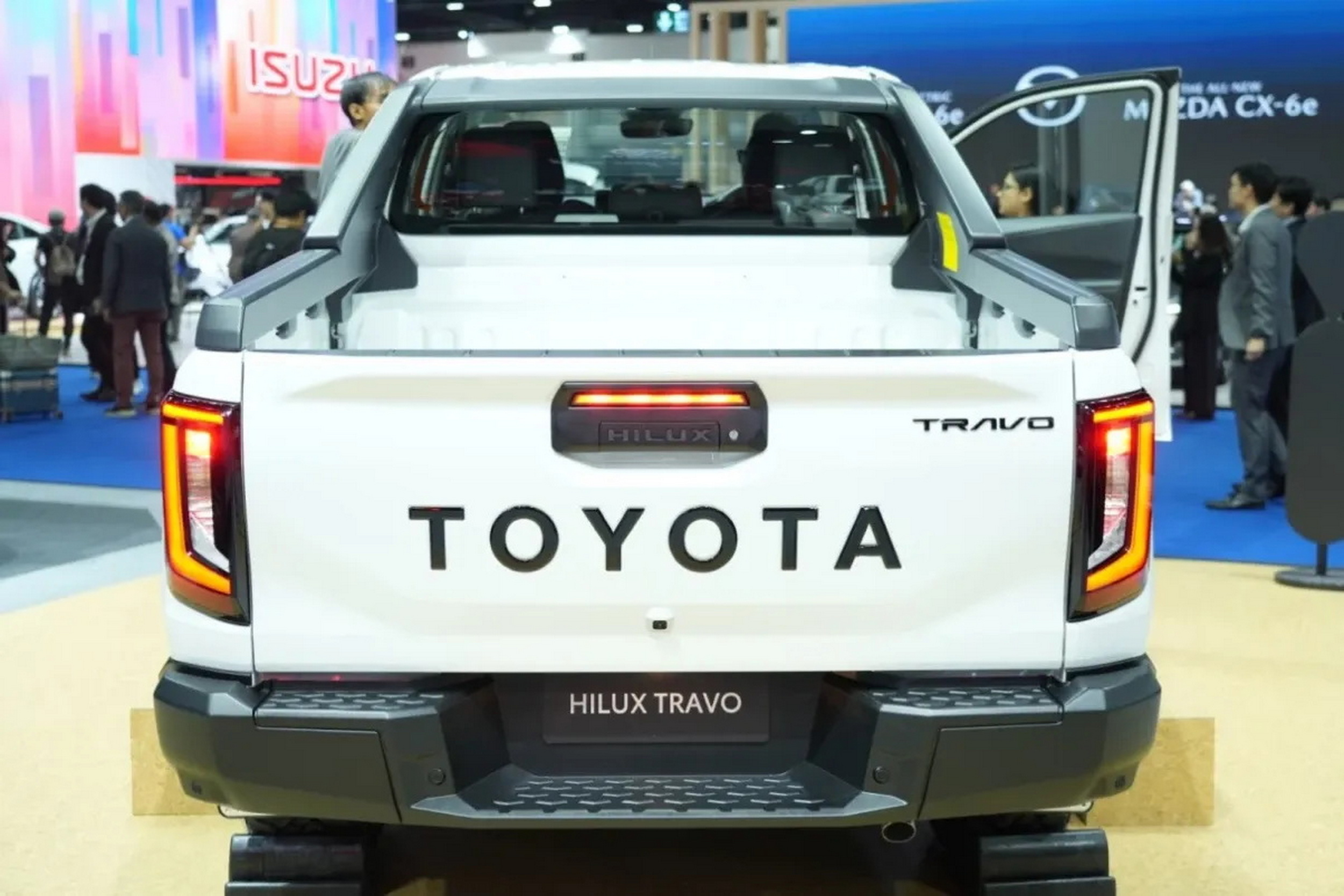 Пікап Toyota вартістю 15 800 доларів поїхав до Бангкока, а повернувся схожим на Brabus