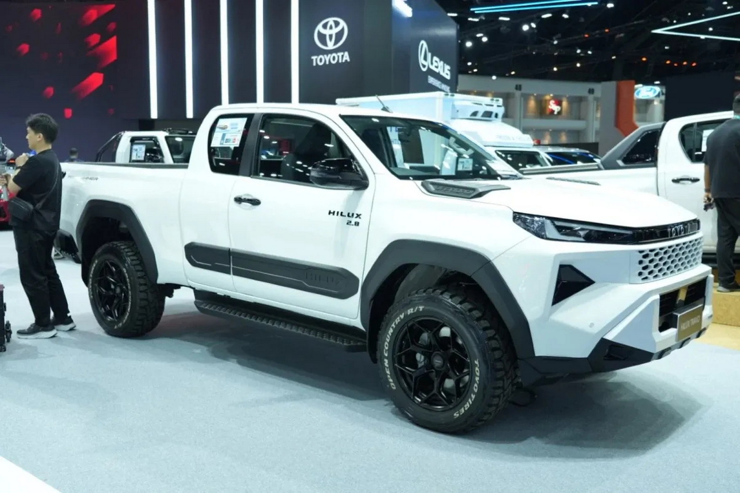 Пікап Toyota вартістю 15 800 доларів поїхав до Бангкока, а повернувся схожим на Brabus