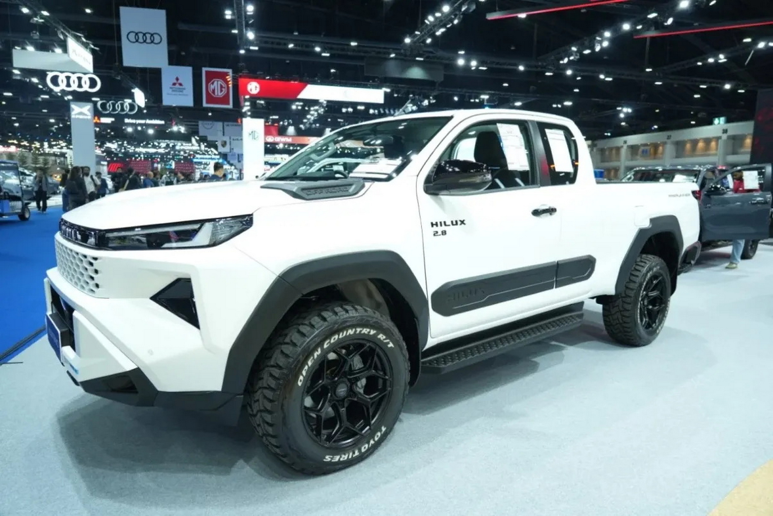 Пікап Toyota вартістю 15 800 доларів поїхав до Бангкока, а повернувся схожим на Brabus