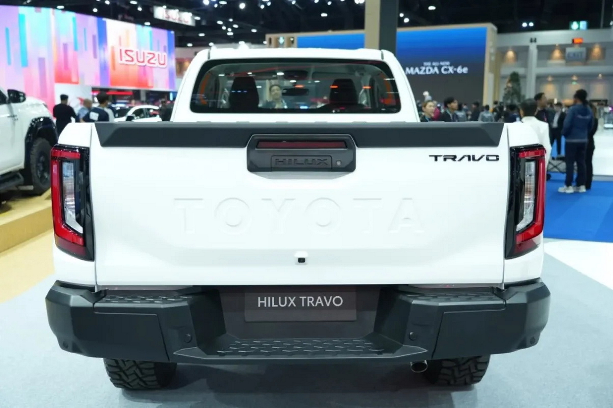 Пікап Toyota вартістю 15 800 доларів поїхав до Бангкока, а повернувся схожим на Brabus