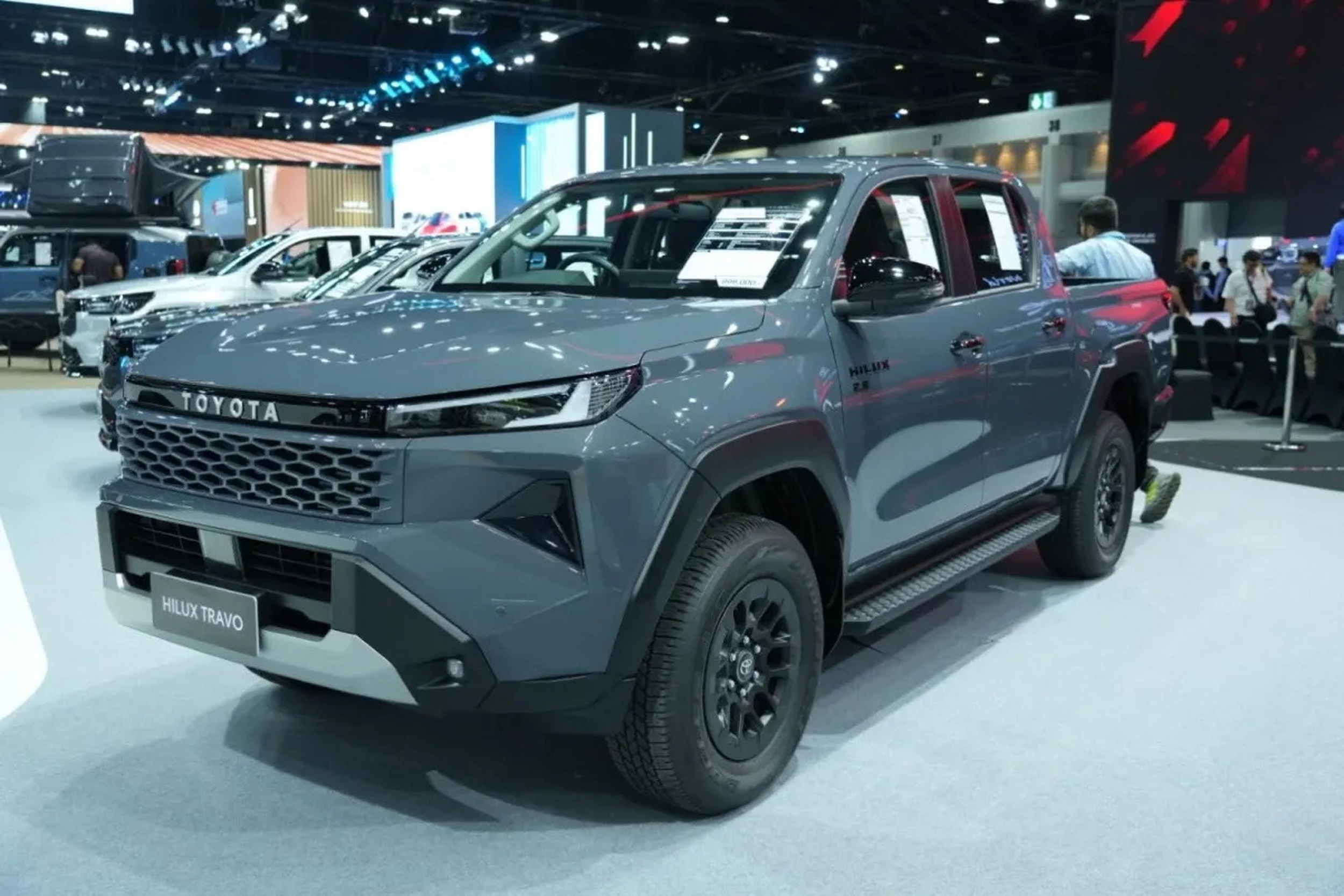 Пікап Toyota вартістю 15 800 доларів поїхав до Бангкока, а повернувся схожим на Brabus