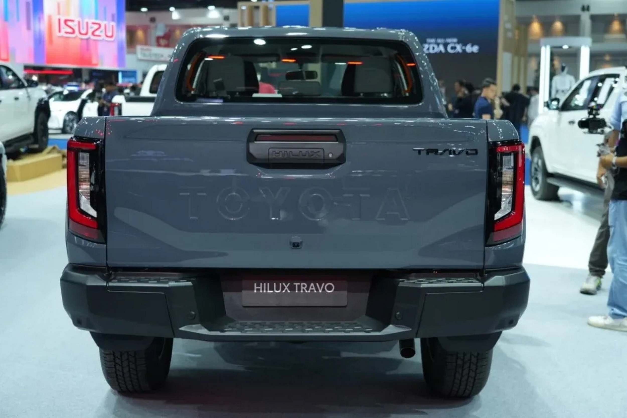 Пікап Toyota вартістю 15 800 доларів поїхав до Бангкока, а повернувся схожим на Brabus