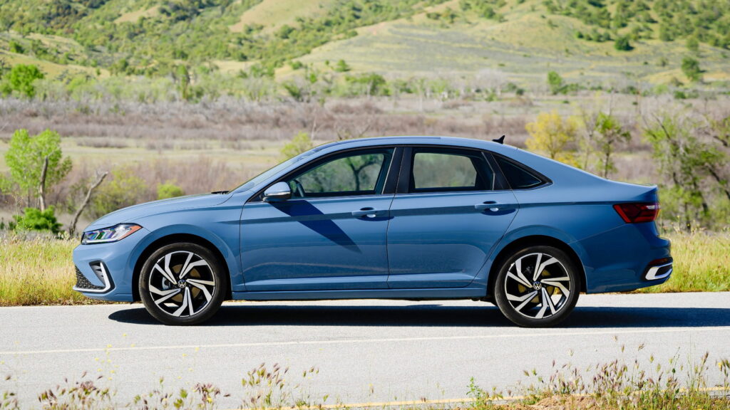 Volkswagen Jetta 2025 збоку