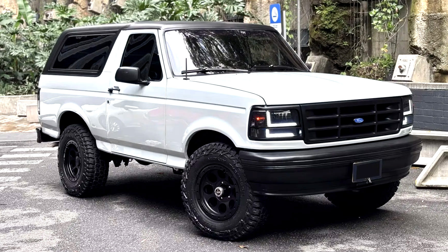 Ford Never Built A Modern Bronco XLT, But Someone Else Did