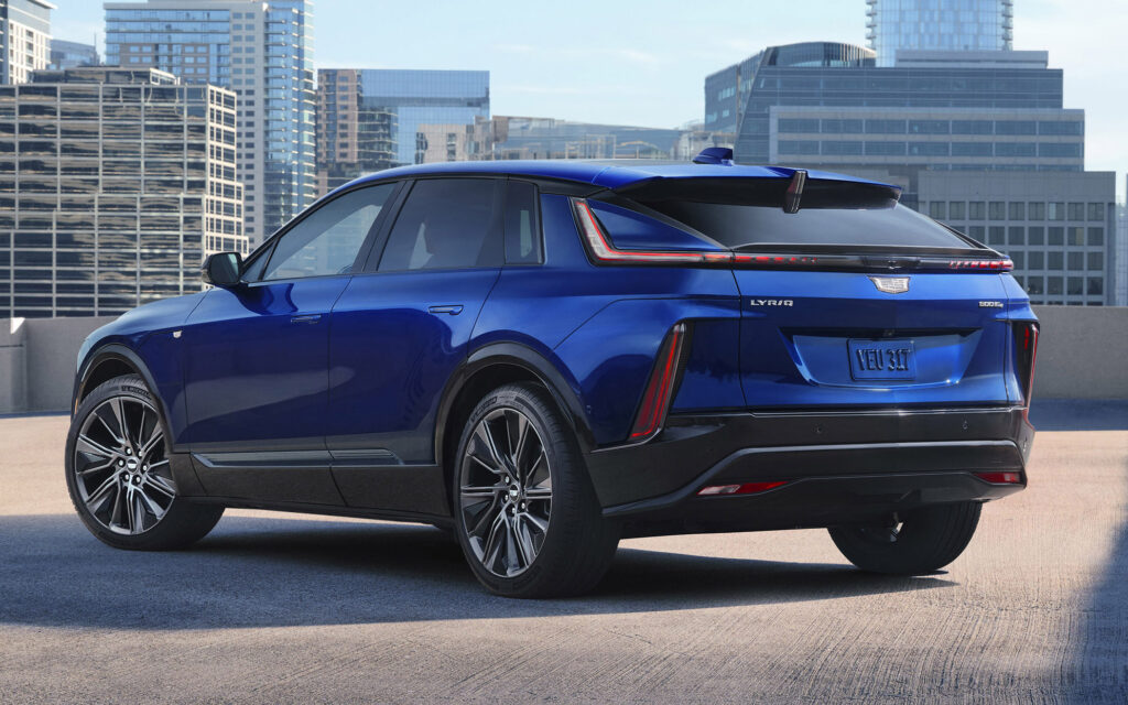 Cadillac Lyriq збоку