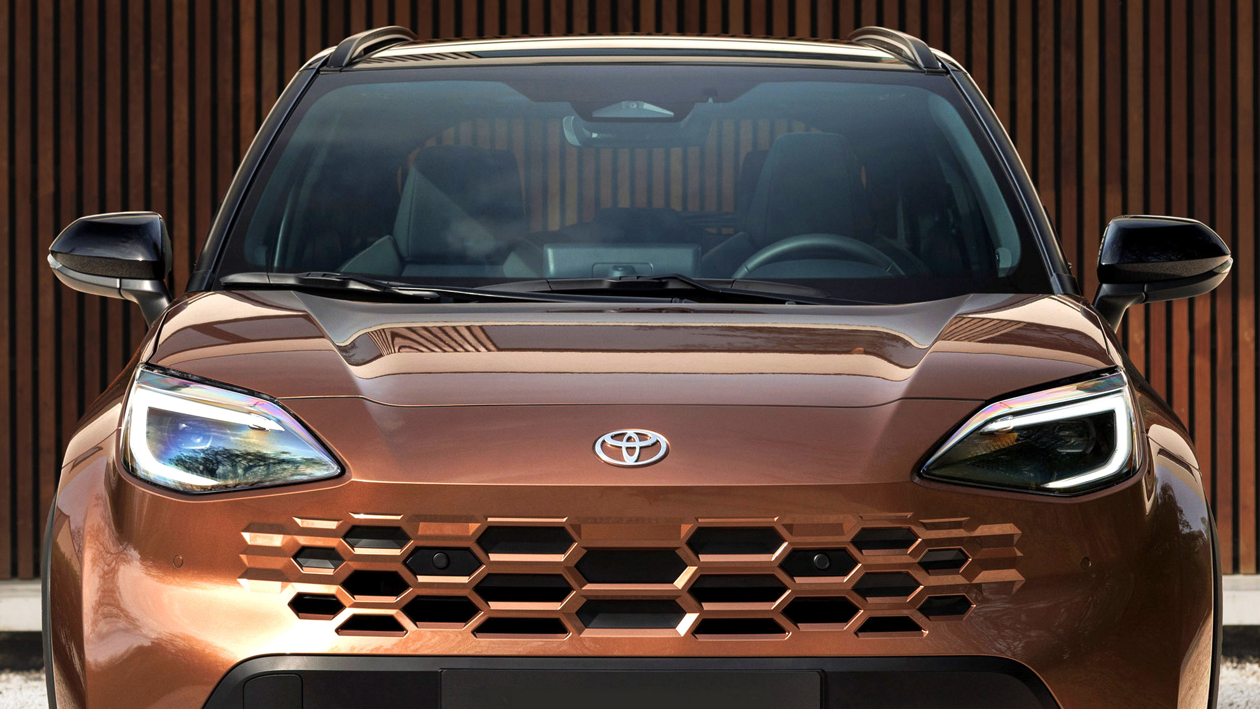 Toyotas neuer Yaris Cross verabschiedet sich vom „Schnurrbart“ zugunsten eines Hannibal-Lecter-artigen Kühlergrills