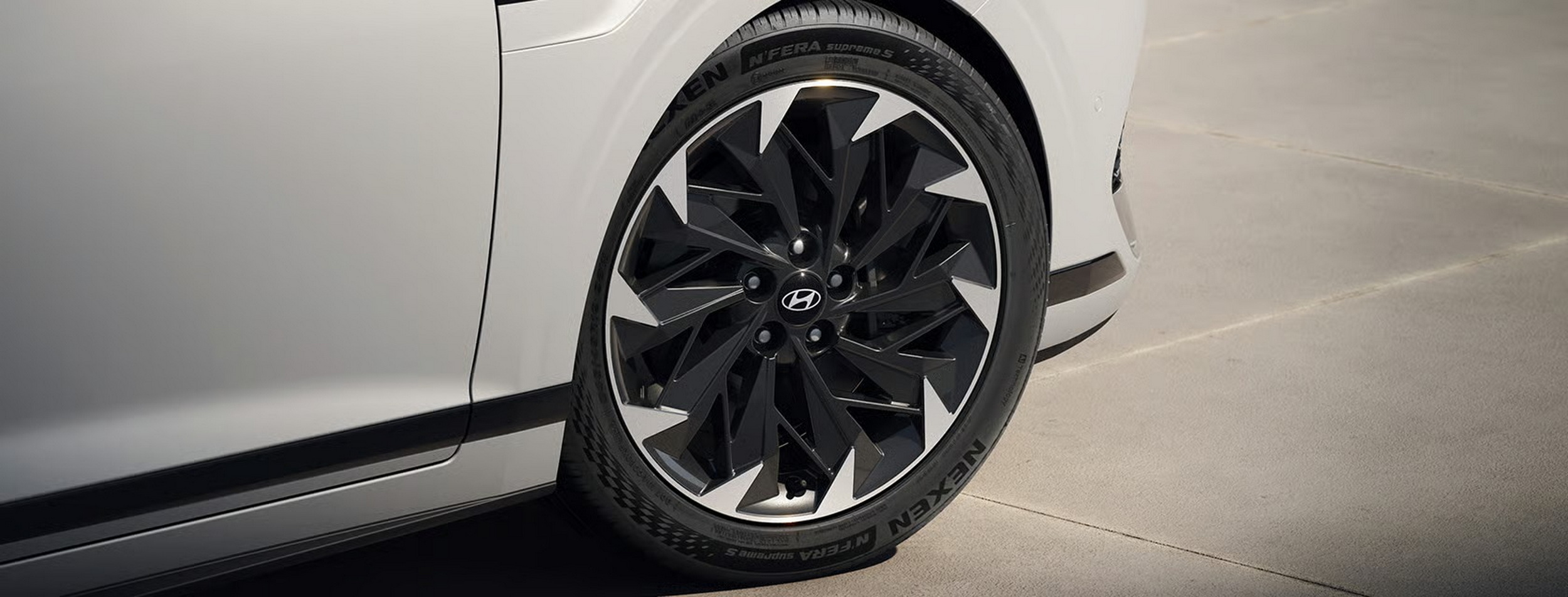 The $28K Flagship Hyundai Sedan Americans Called The Azera Closes In On Genesis