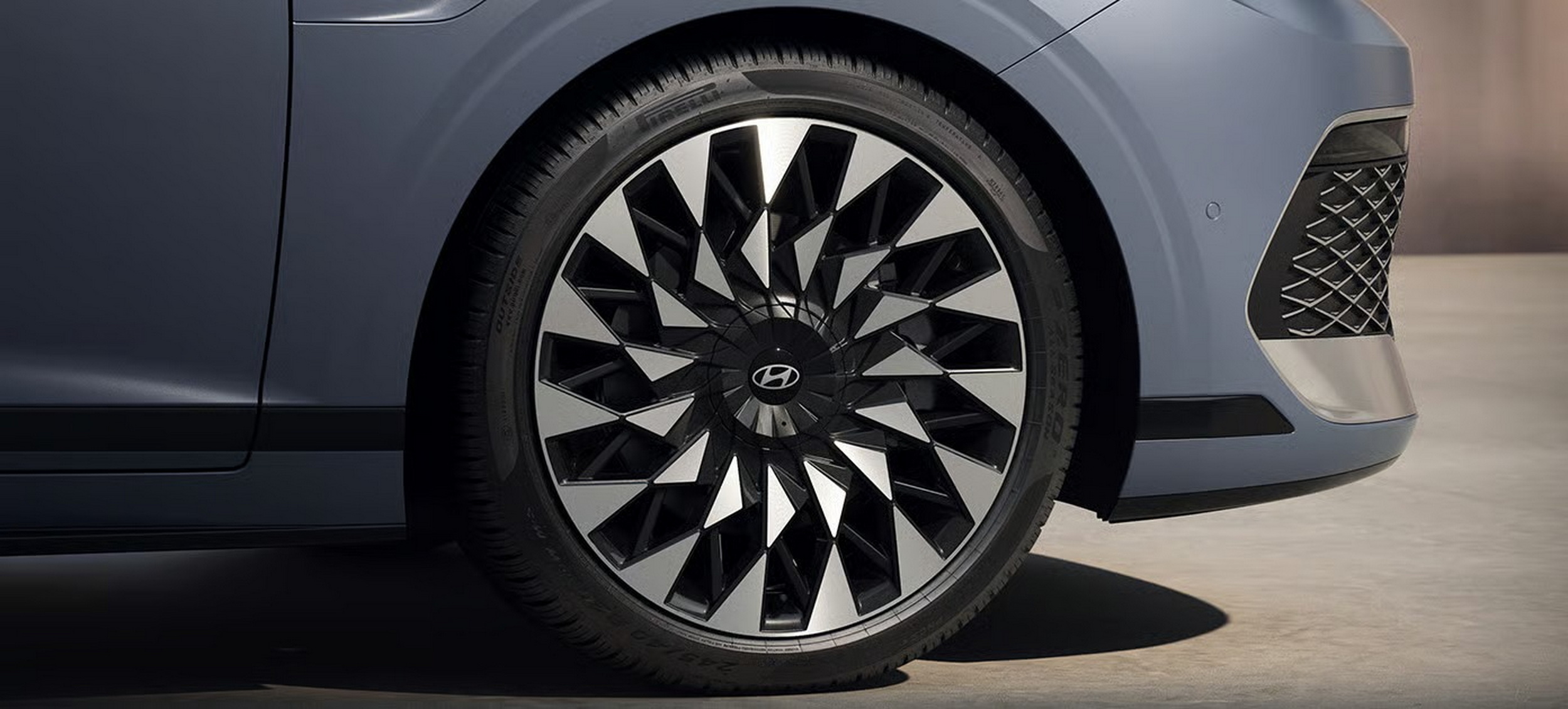 The $28K Flagship Hyundai Sedan Americans Called The Azera Closes In On Genesis