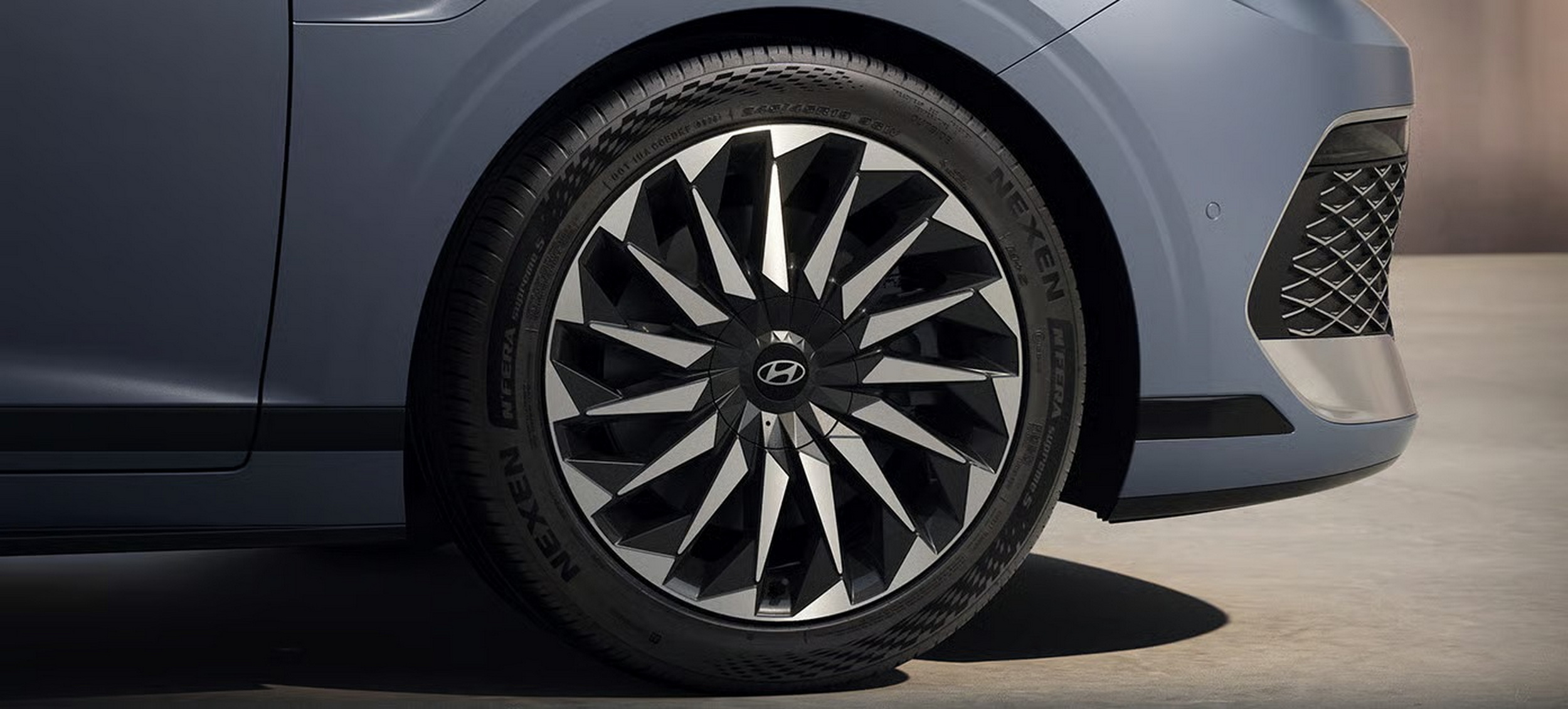 The $28K Flagship Hyundai Sedan Americans Called The Azera Closes In On Genesis