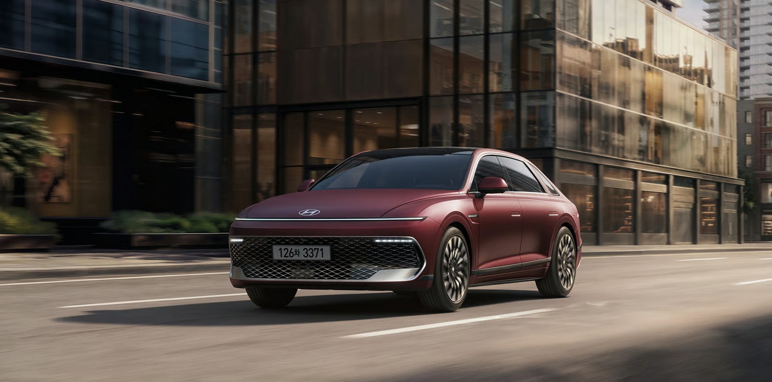 The $28K Flagship Hyundai Sedan Americans Called The Azera Closes In On Genesis