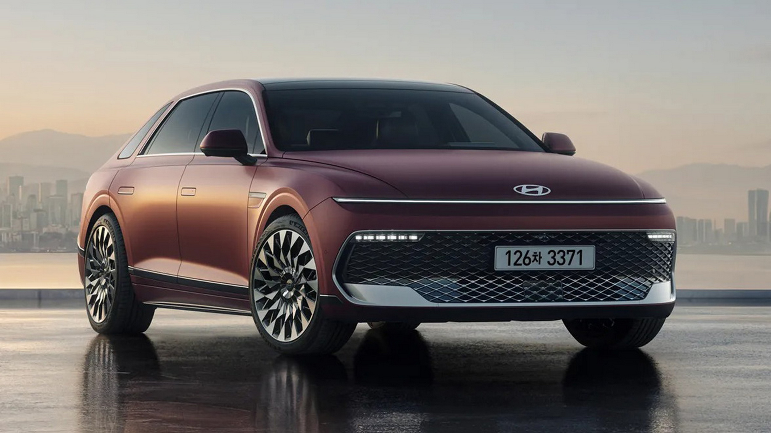 The $28K Flagship Hyundai Sedan Americans Called The Azera Closes In On Genesis