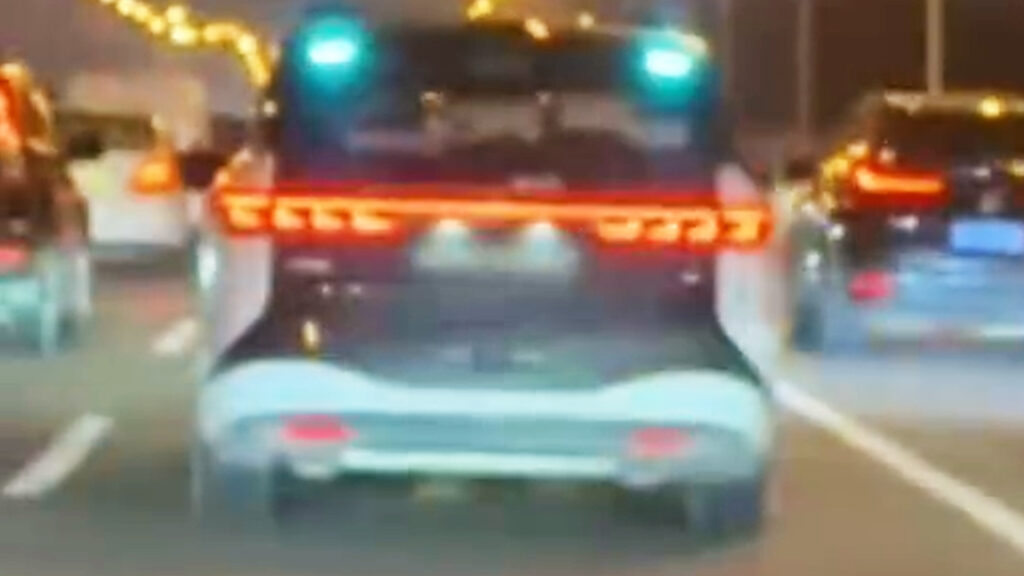 200 Robotaxis Stopped In Traffic, Now China Has Stopped Issuing Permits